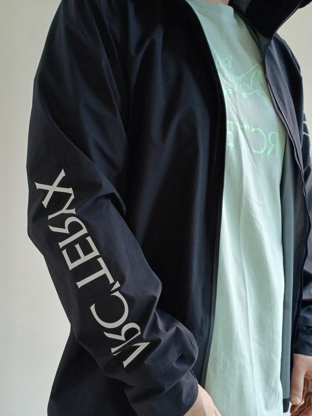 Arc'teryx Norvan Jacket Black, Arc'teryx Arc'word Logo SS T-Shirt Stone Green 착용 스타일 - 2