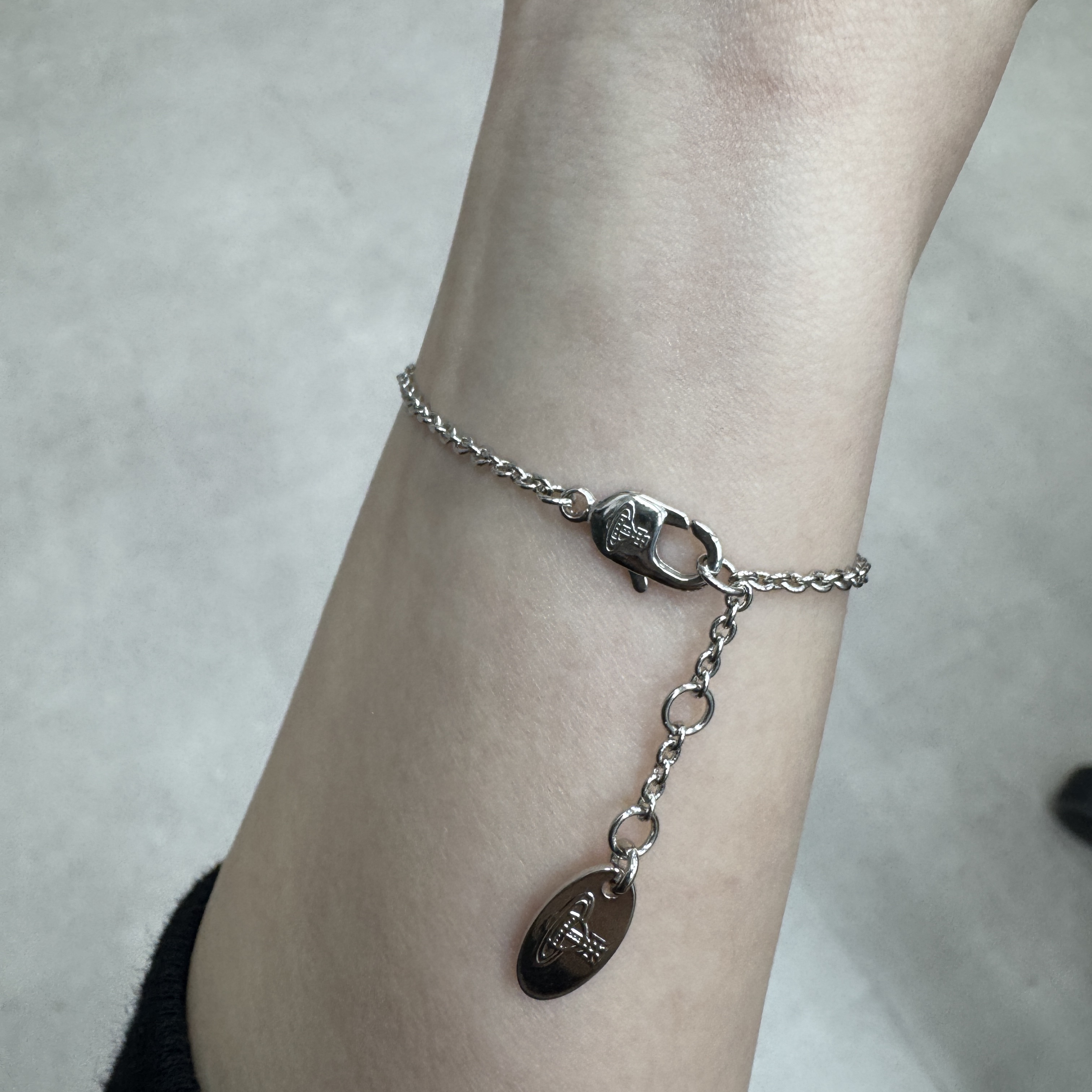 Vivienne Westwood Reina Small Bracelet Silver 착용 스타일 - 2