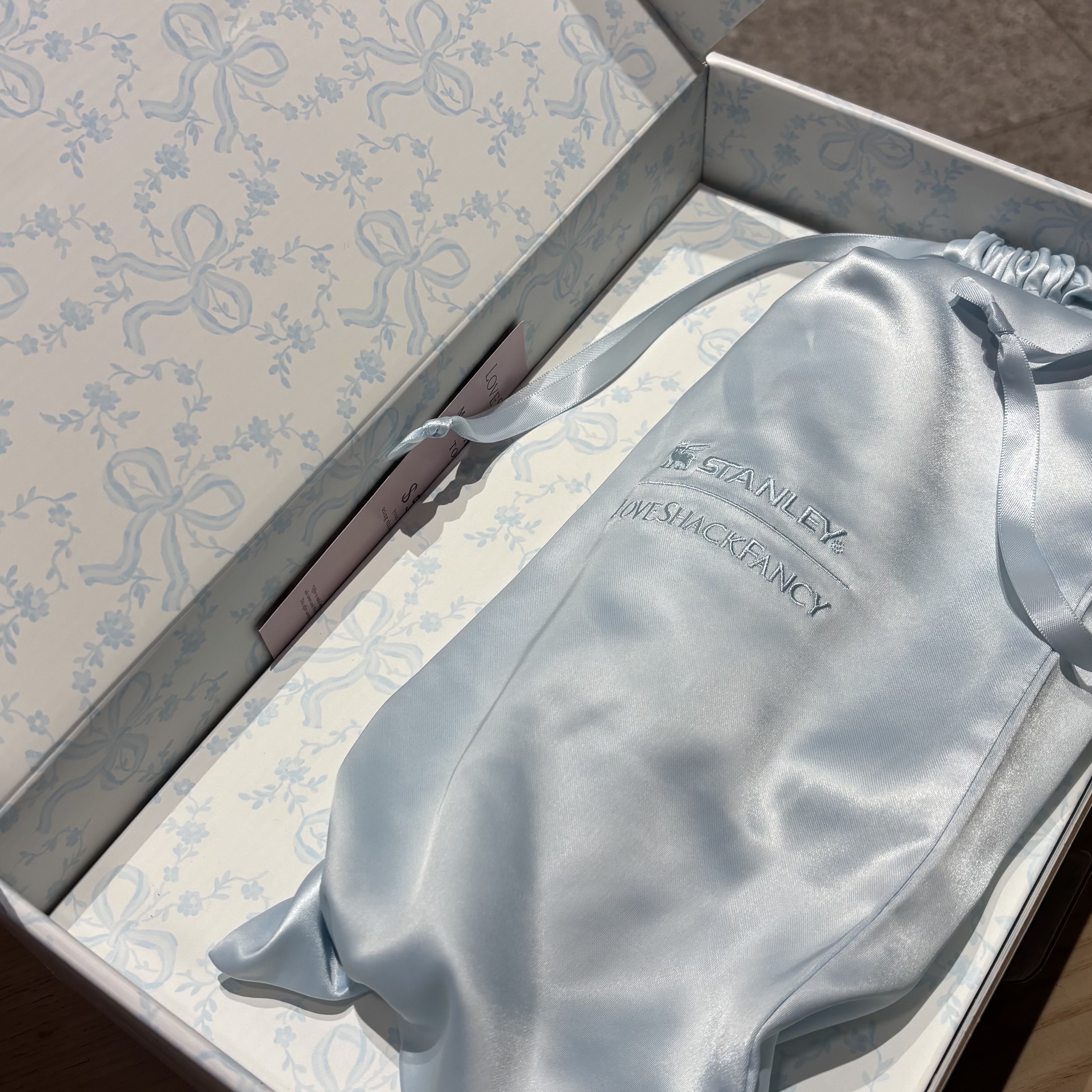 Stanley 1913 x LoveShackFancy Holiday The Quencher ProTour Flip Straw Tumbler 887ml Coquette Bow Winter Ice 착용 스타일 - 1