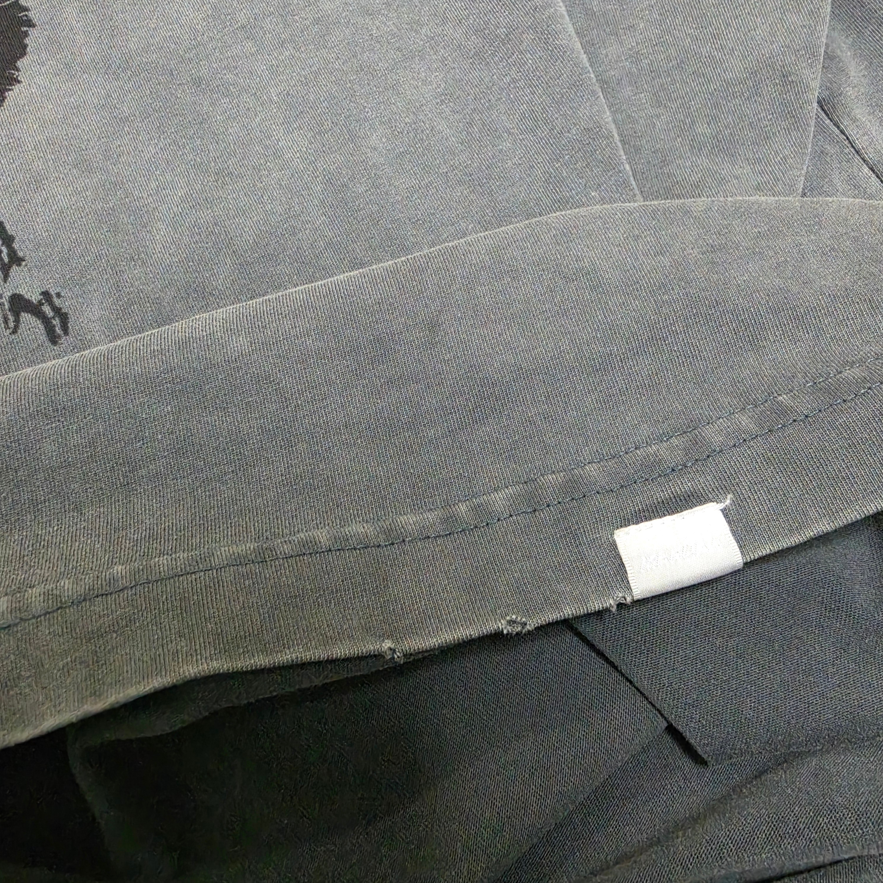 [KREAM 단독] NOMANUAL Devil Ring Damaged T-shirt Washed Charcoal 착용 스타일 - 2