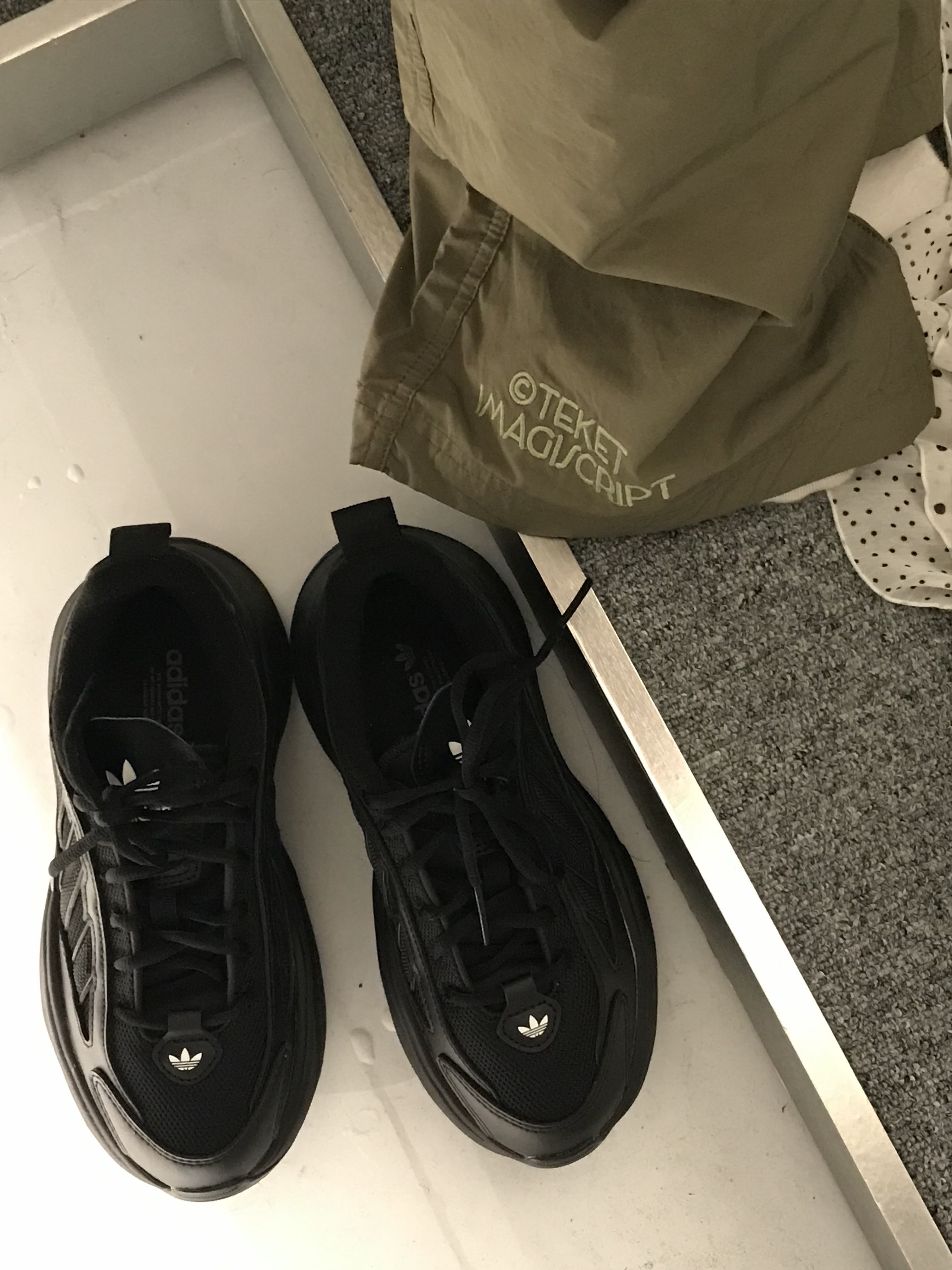 (W) Adidas Ozgaia Core Black, (W) Adidas Ozgaia Triple Black 착용 스타일