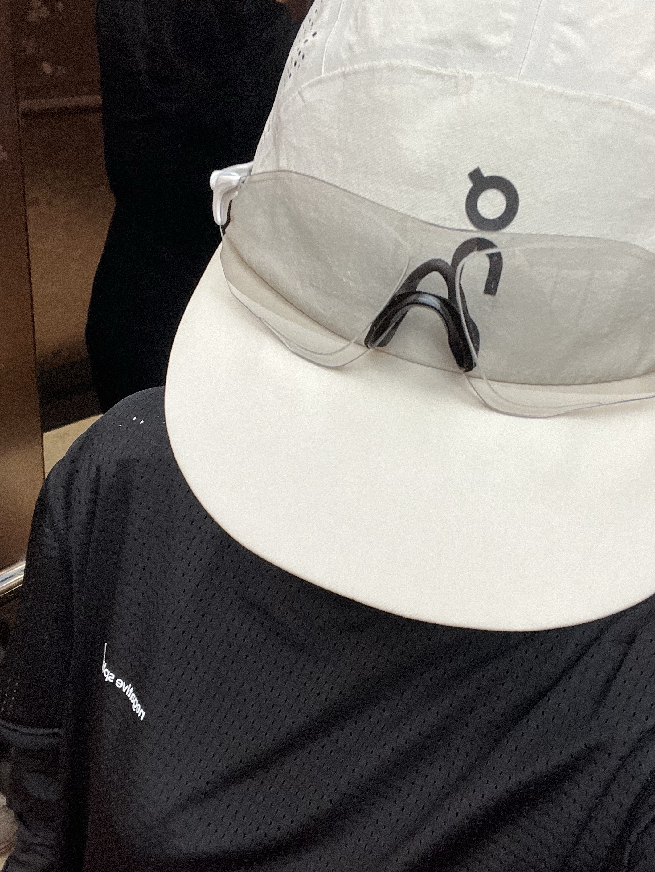 On Running Performance Cap Pearl, Oakley EVZero Path Matte White Frame Clear To Black Iridium Photochromic Lenses Low Bridge Fit 착용 스타일