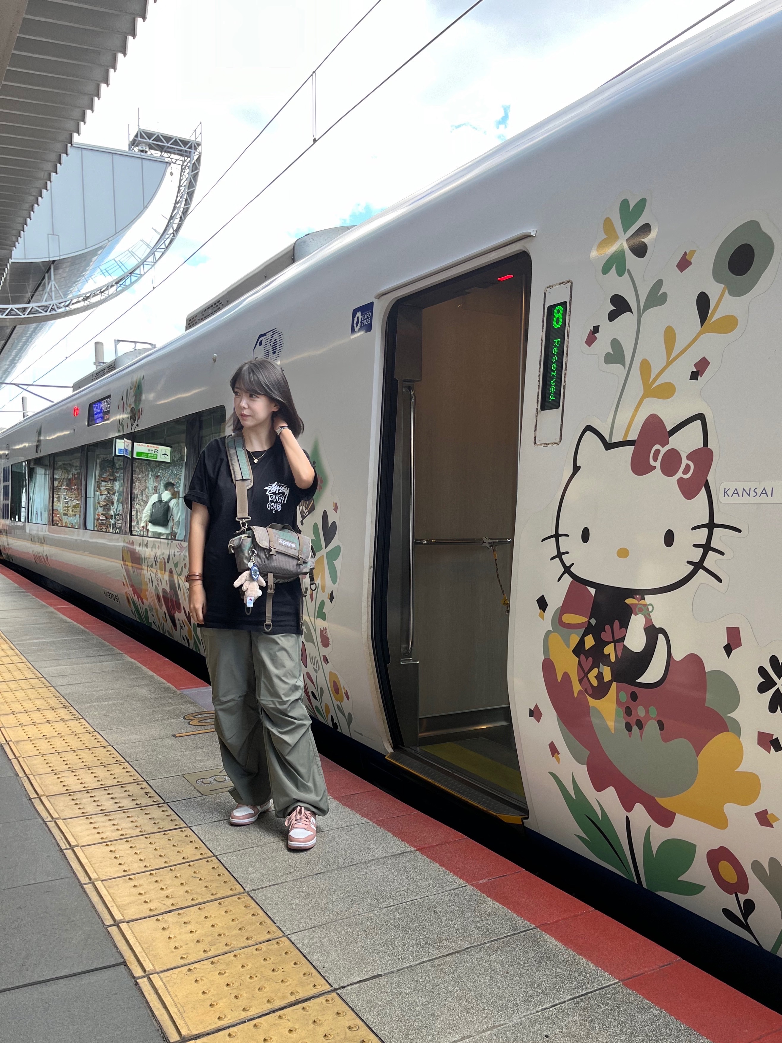 Supreme Mini Duffle Bag Woodland Camo - 24SS, Nike x Hello Kitty NRG Air T-Shirt White - Asia 착용 스타일 - 3