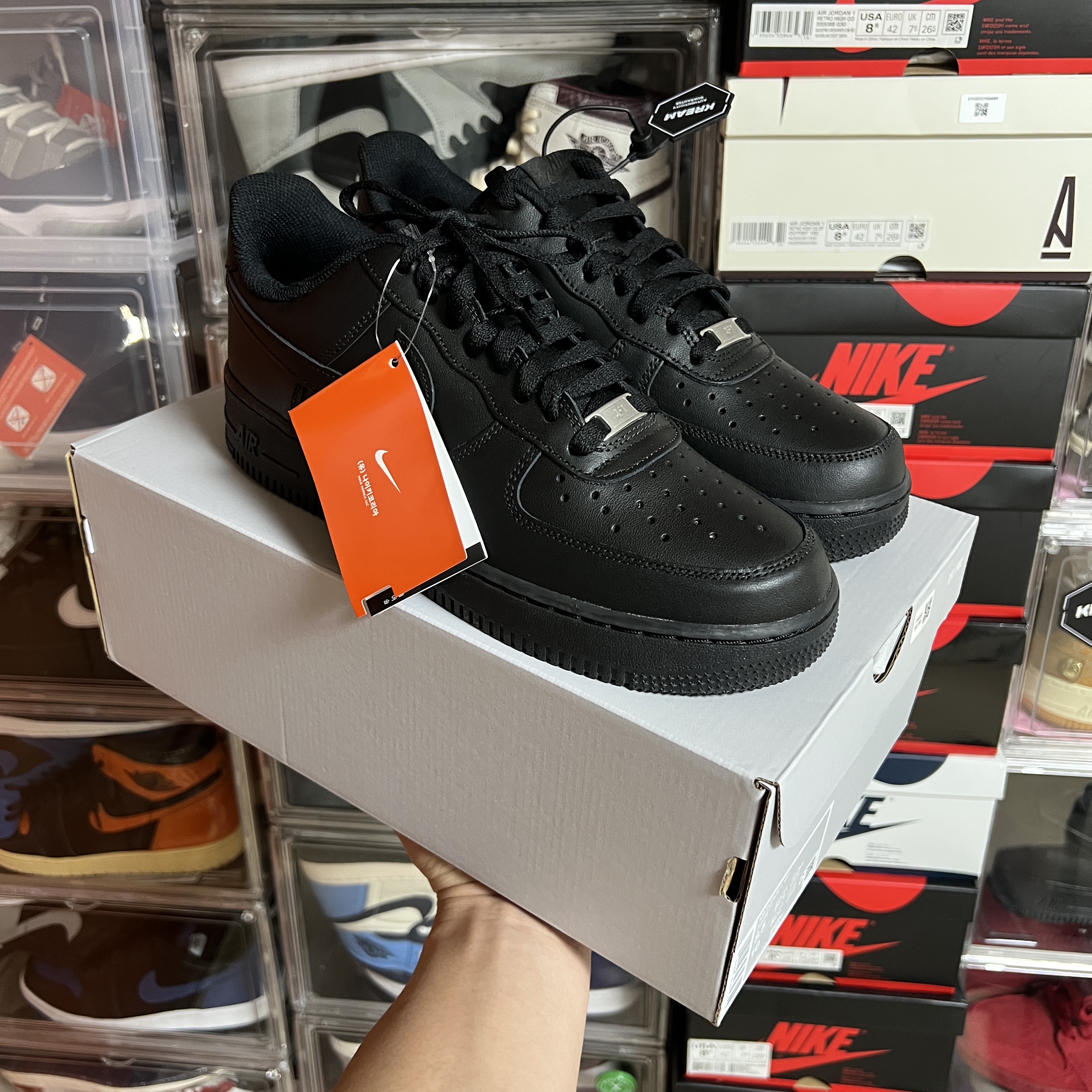Nike Air Force 1 '07 Low Triple Black 착용 스타일 - 1