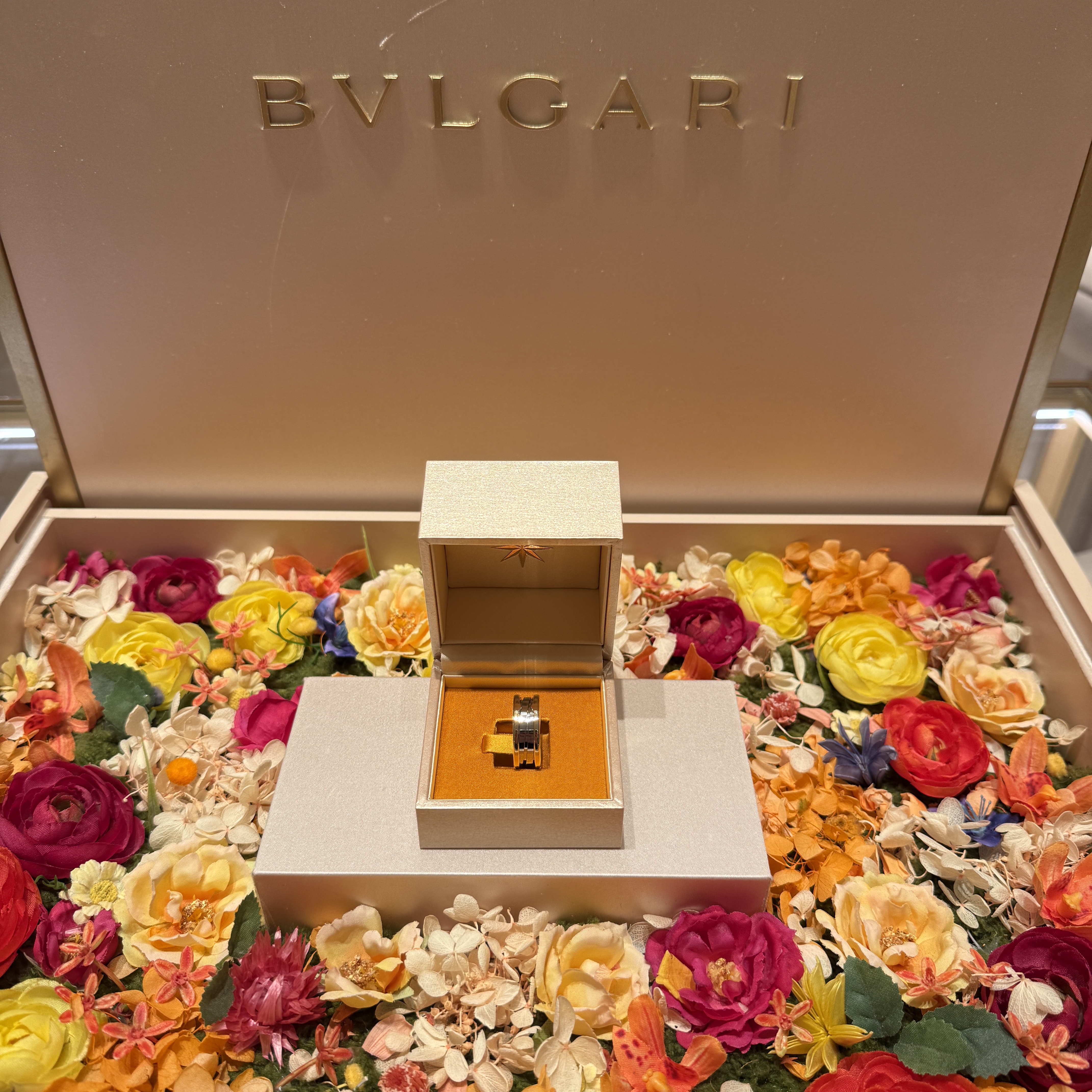 Bulgari B.zero1 Gold & Steel Ring Yellow Gold and Steel 착용 스타일 - 1