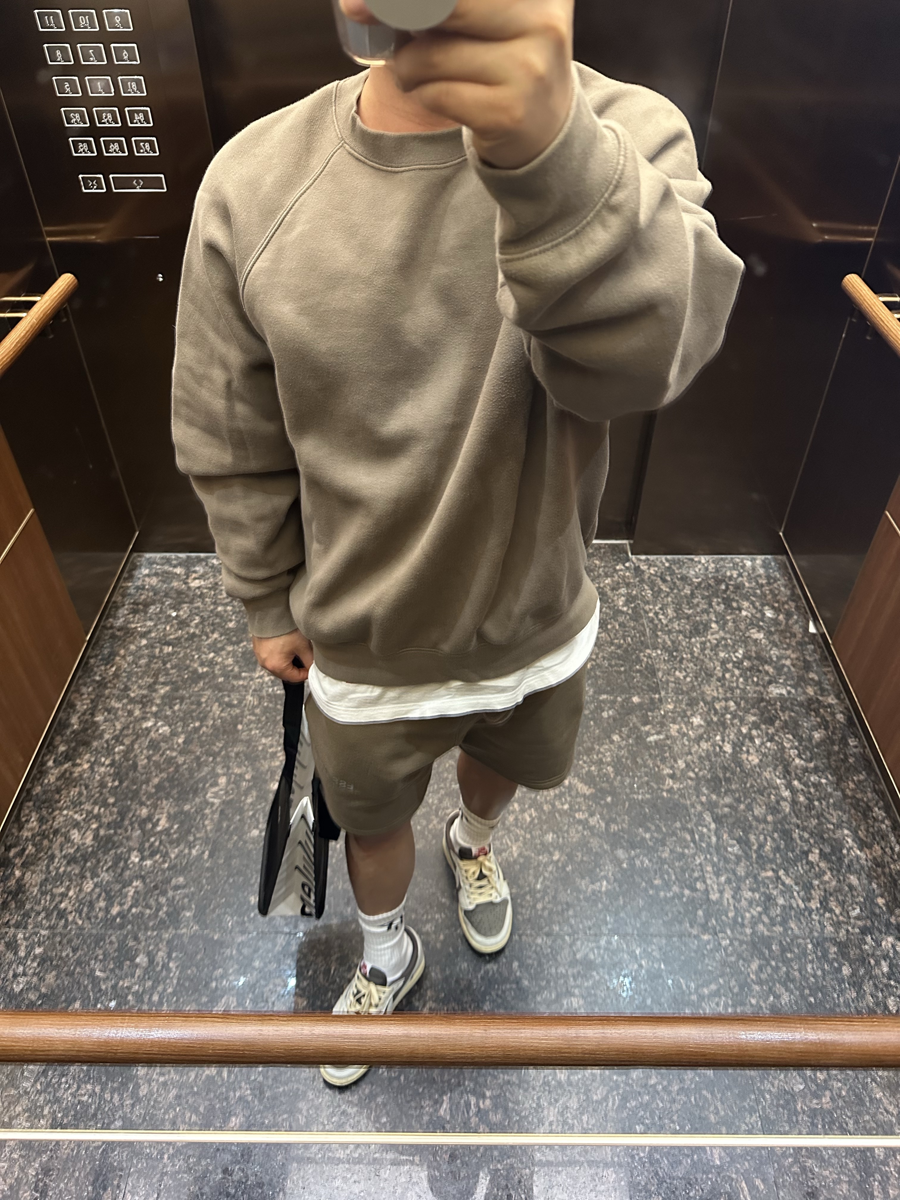 Jordan 1 x Travis Scott Retro Low OG SP Sail and Ridgerock 착용 스타일
