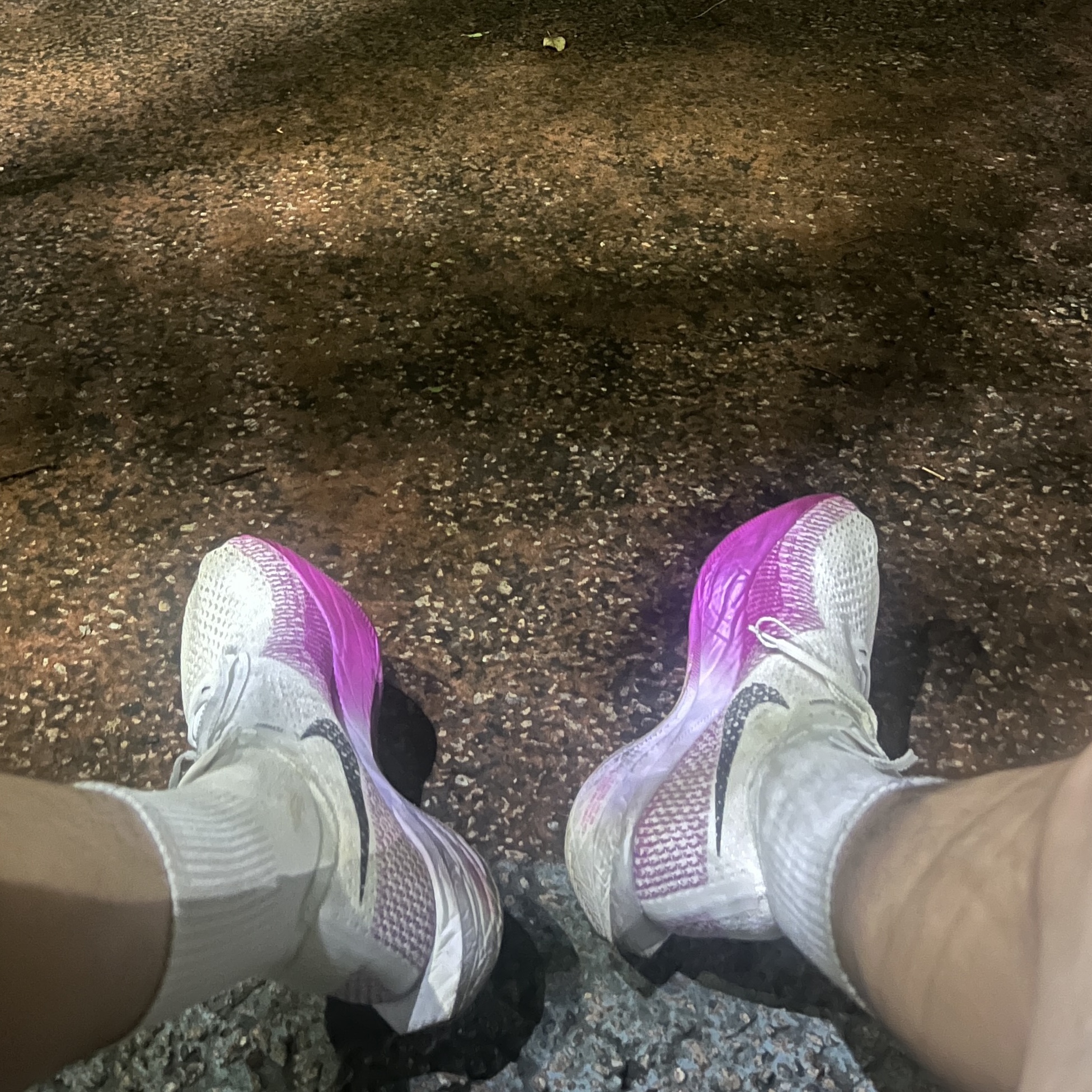 Nike ZoomX Vaporfly Next% 3 White Vivid Purple 착용 스타일 - 2