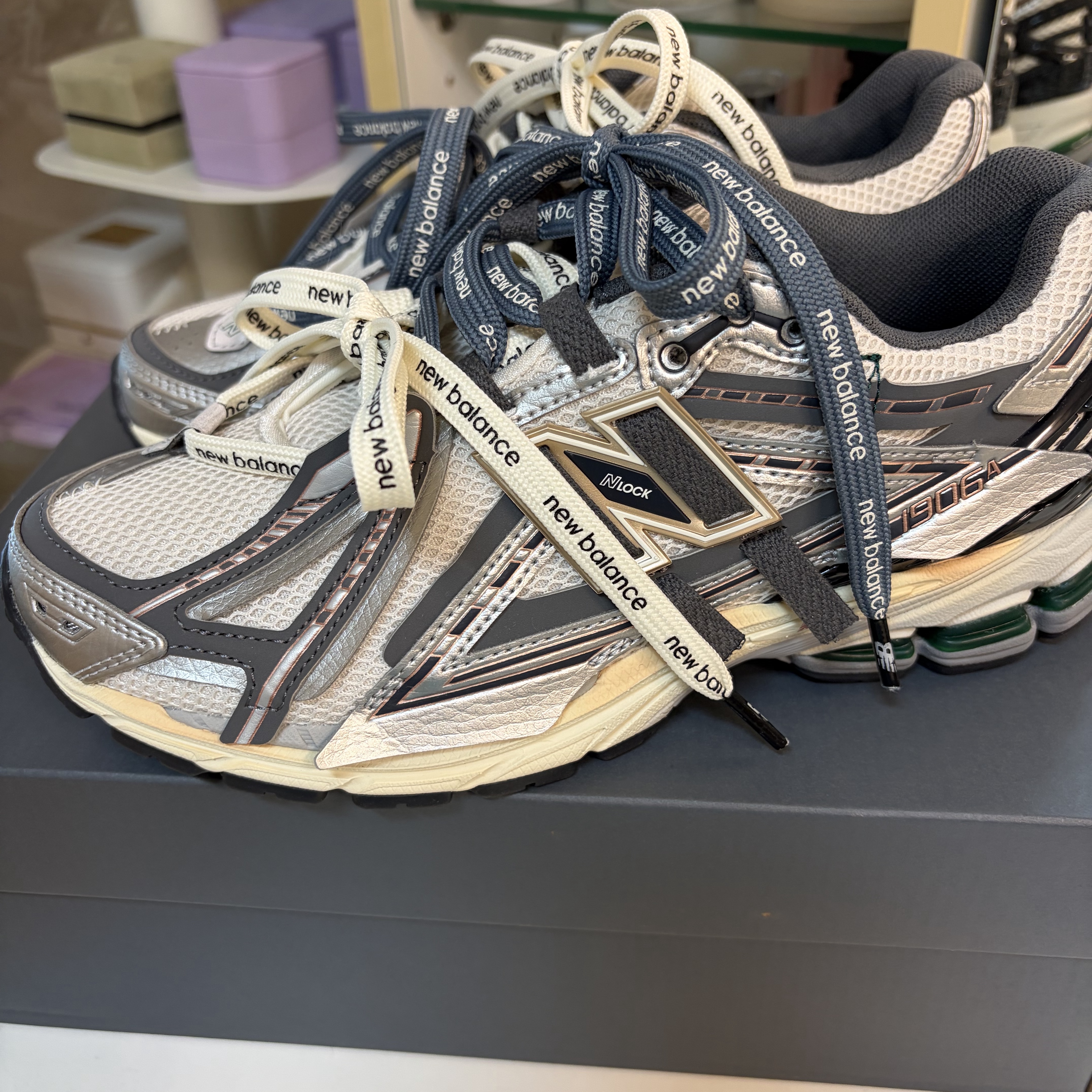 New Balance 1906A Silver Metallic Castlerock 착용 스타일 - 2