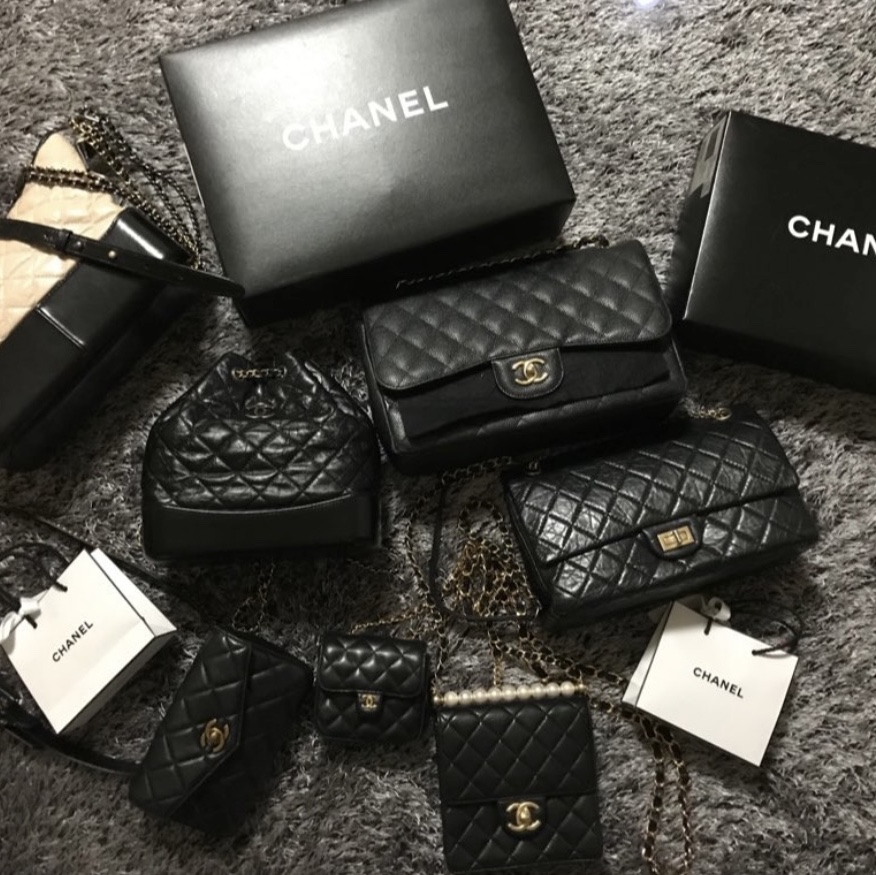 Chanel Medium Classic Handbag Grained Calfskin & Gold Black 착용 스타일