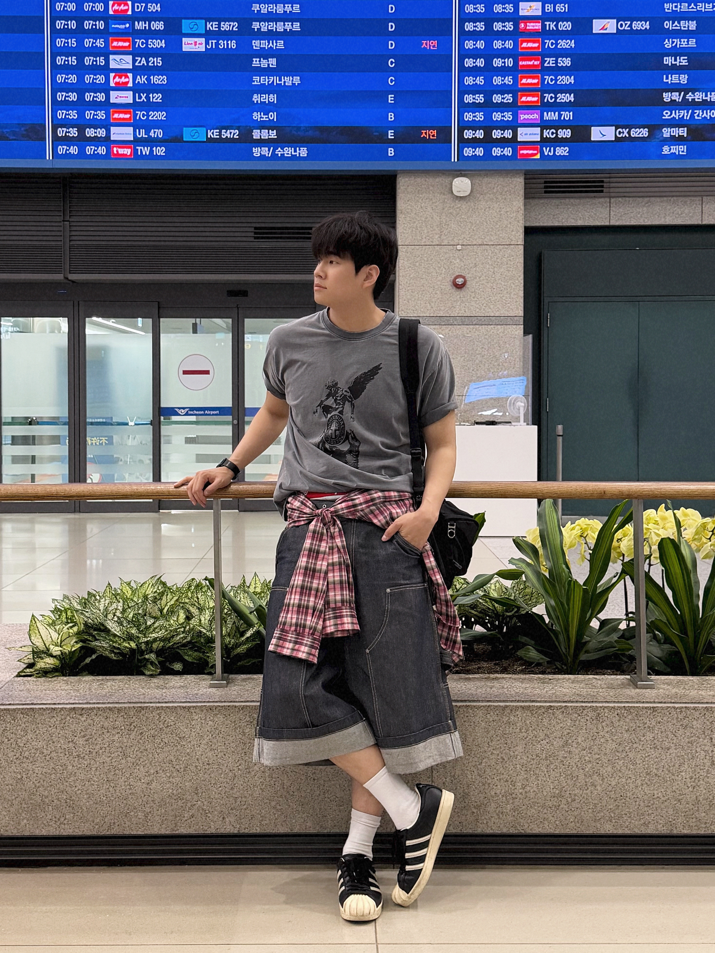 [KREAM 단독] NOMANUAL Devil Ring Damaged T-shirt Washed Charcoal, Adidas x Thug Club Superstar Vintage Core Black Cream White 착용 스타일 - 3
