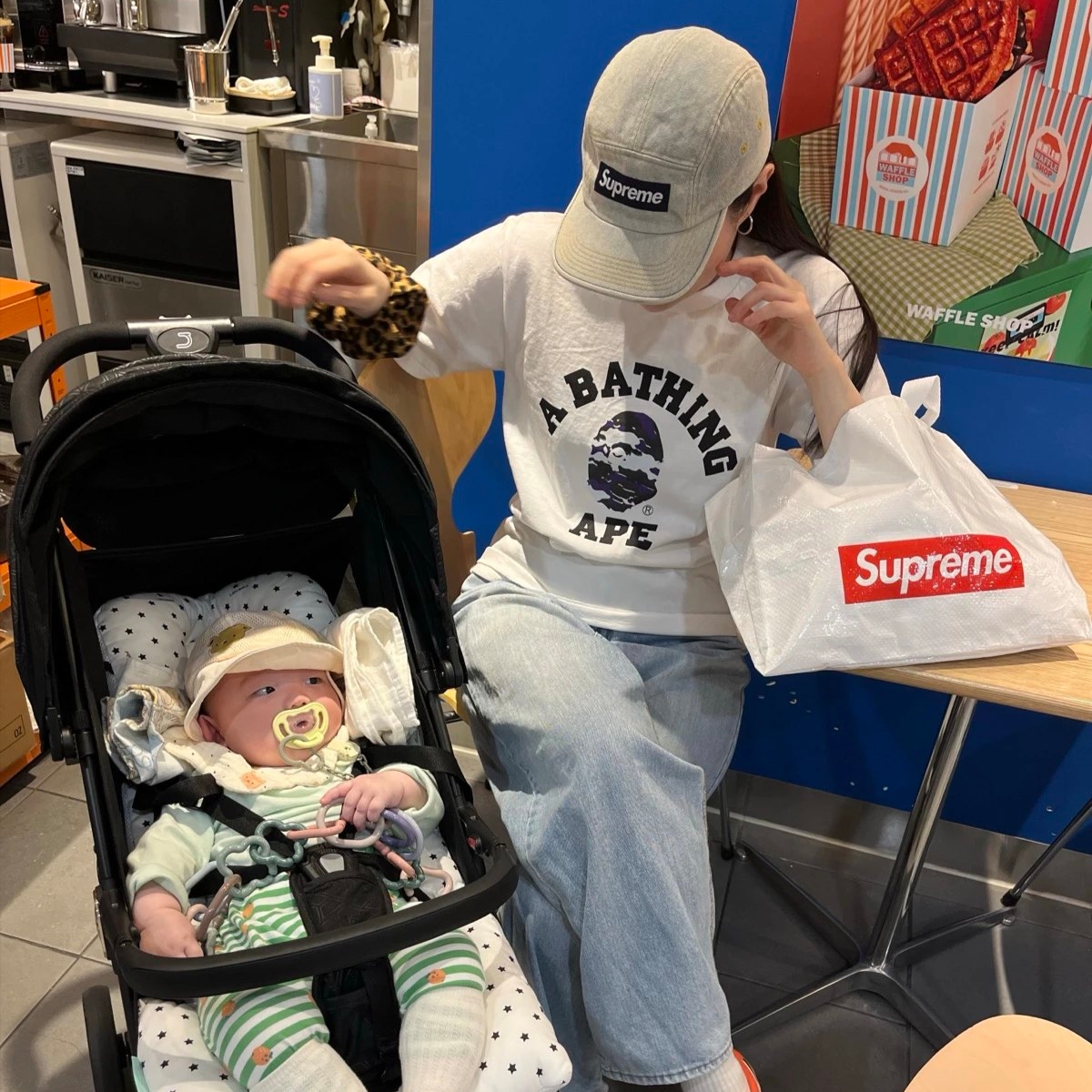 (W) Jordan 1 Low OG Starfish, (W) BAPE Glitch Woodland Camo College T-Shirt White Purple 착용 스타일
