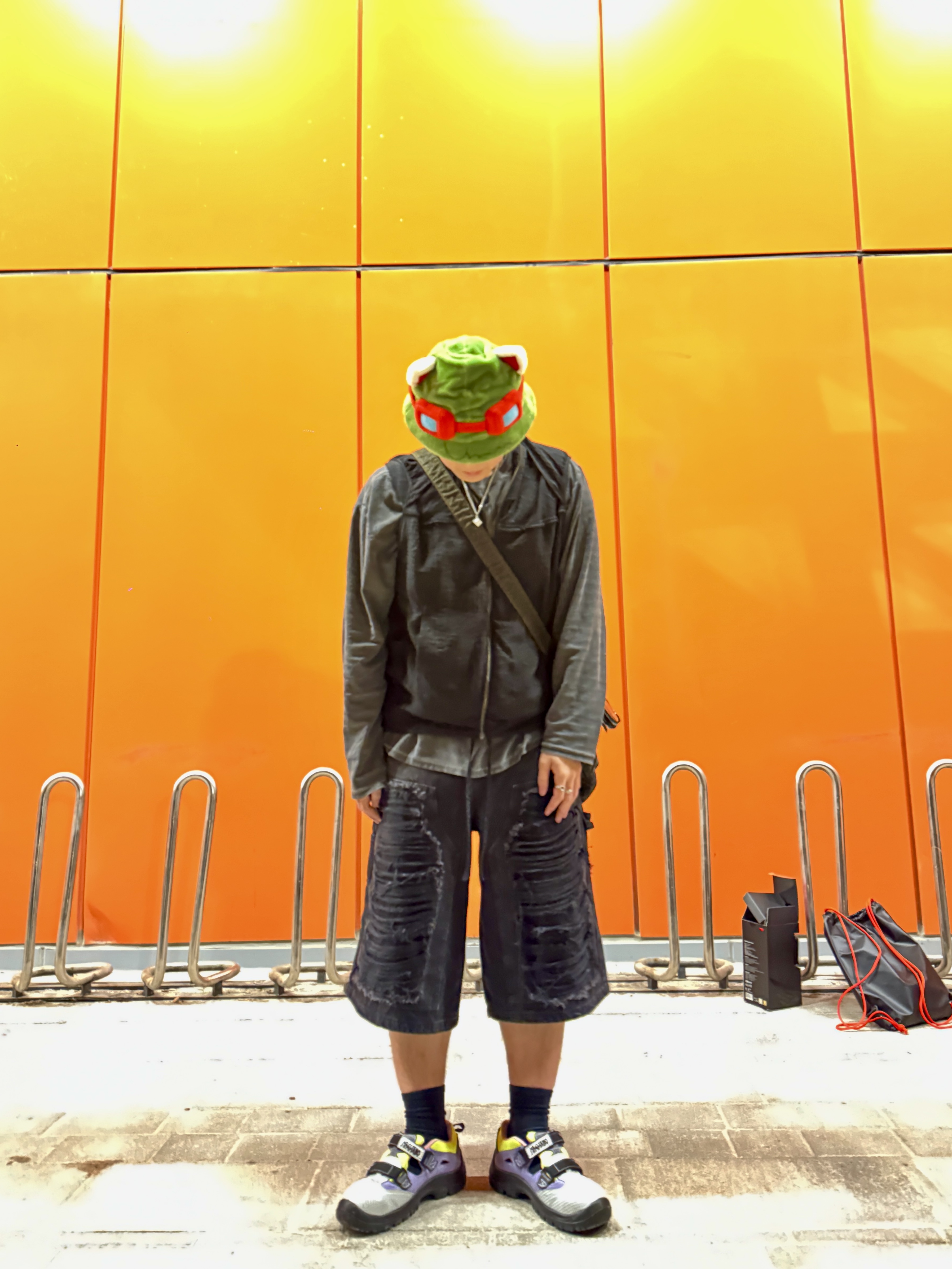 [KREAM 단독] NOMANUAL Destroyed Bermuda Pants Washed Black, Magliano x Upower Scandy Rave Megamix 착용 스타일 - 2