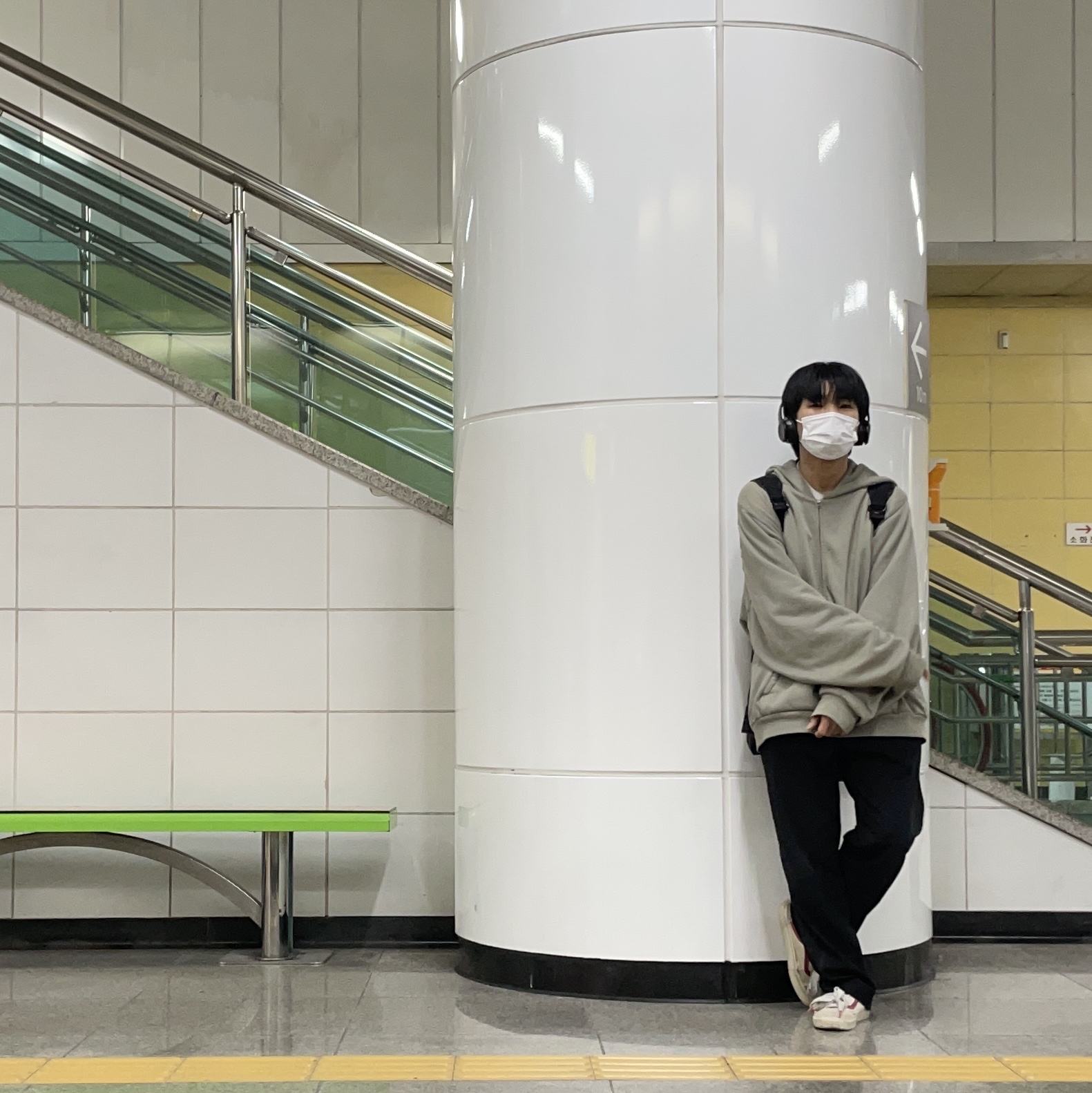 Yeezy YZY Zip-Up Hoodie Grey, Vans Style 36 Marshmallow Racing Red 착용 스타일 - 4