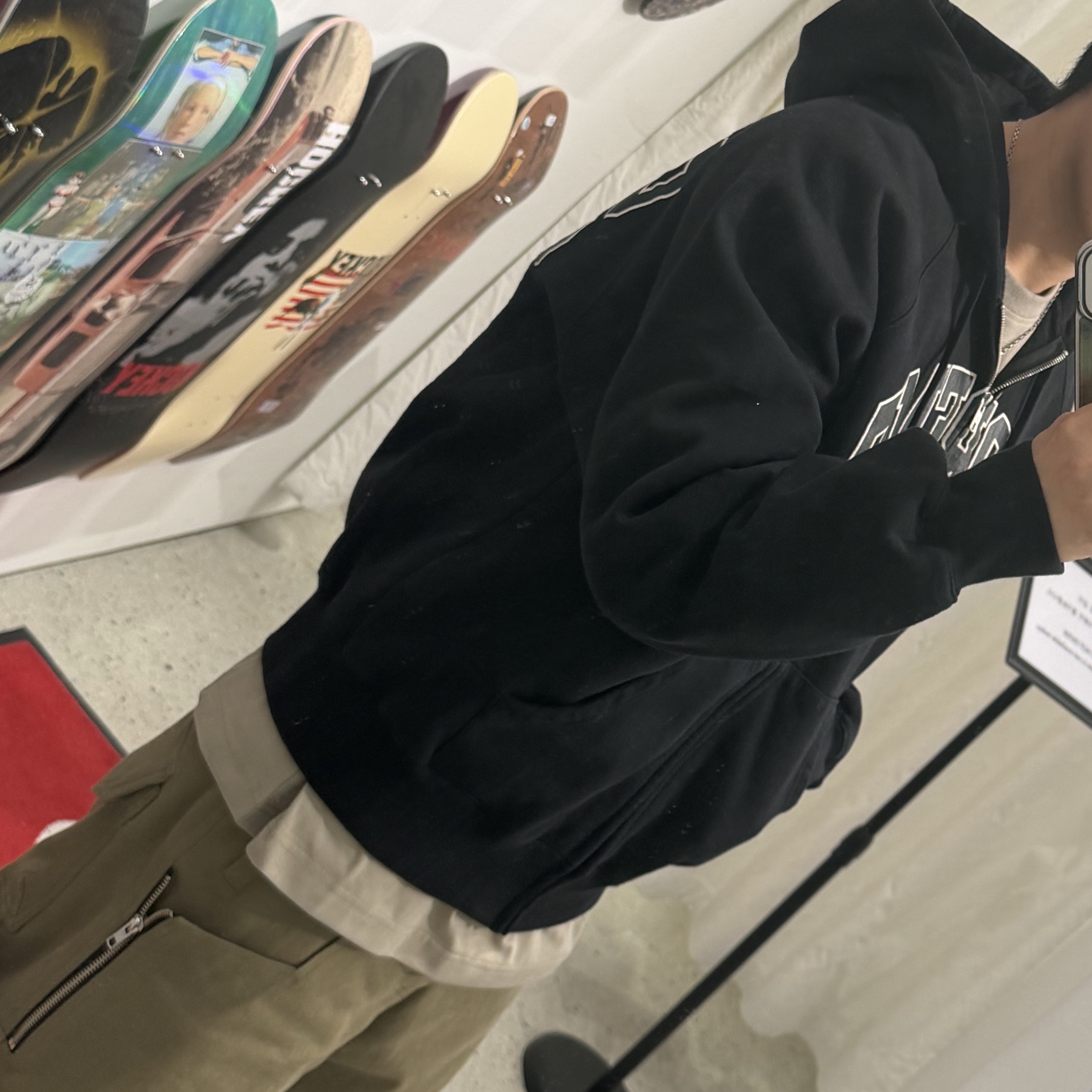 Supreme Cracked Raglan Zip Up Hooded Sweatshirt Black - 26SS, Supreme Cracked Raglan Zip Up Hooded Sweatshirt Washed Navy - 26SS 착용 스타일