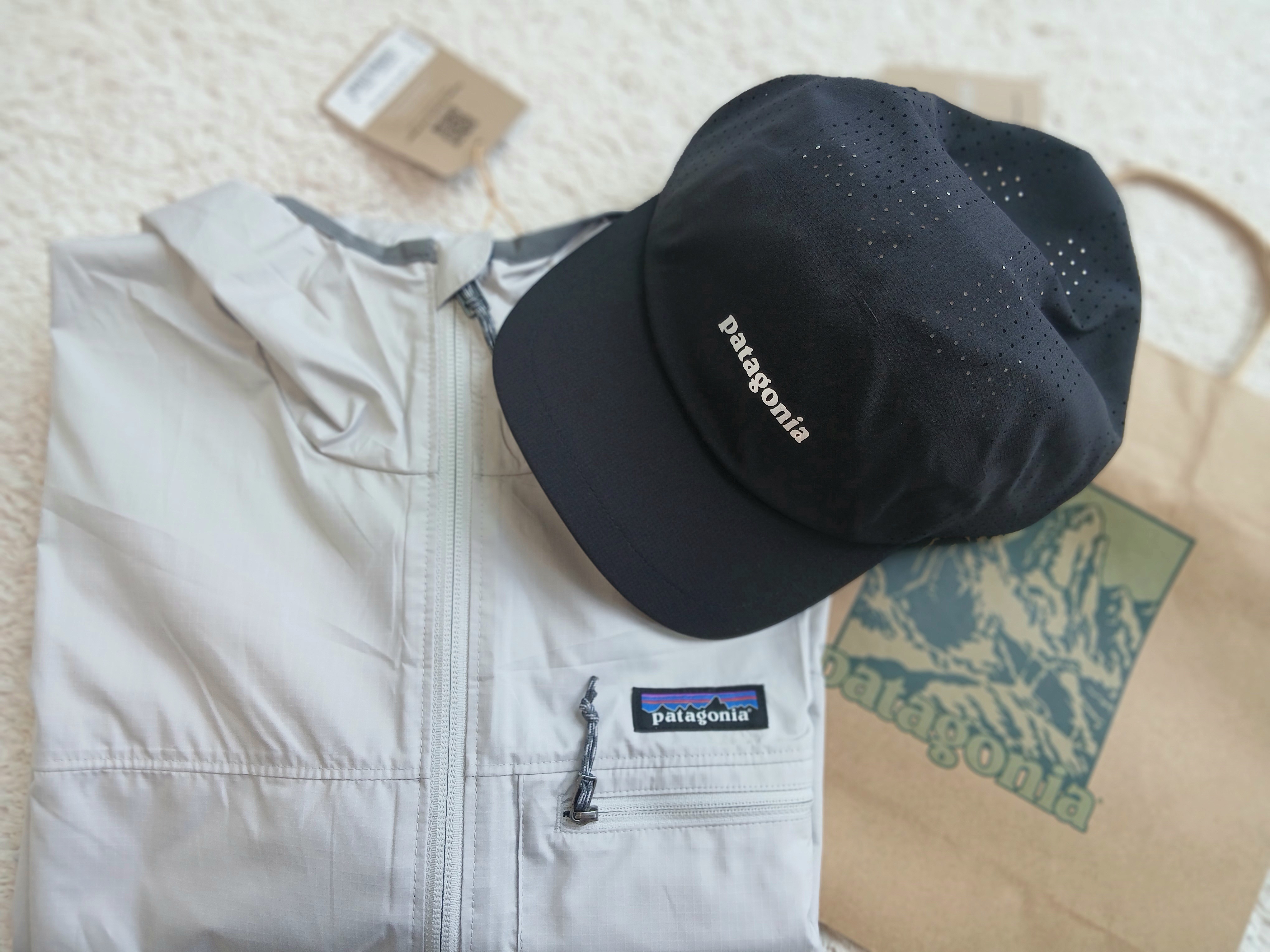 Patagonia Light Variable Jacket Crisp Grey, Patagonia Ultralightweight Ridge Hat Black 착용 스타일 - 1