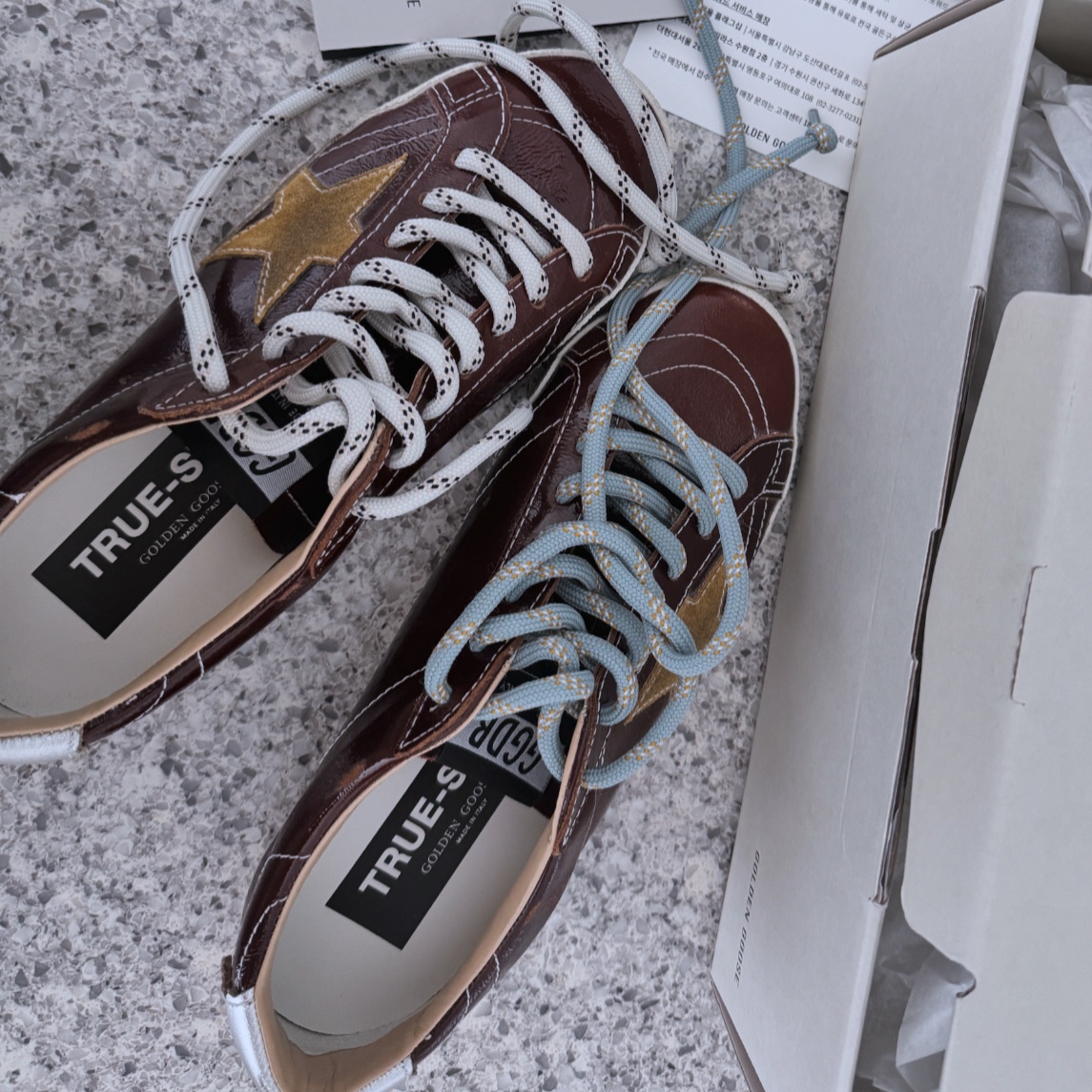 Golden Goose True-Star Naplak with Suede Star Silver Nappa Heel Tab Sneakers Burgundy 착용 스타일