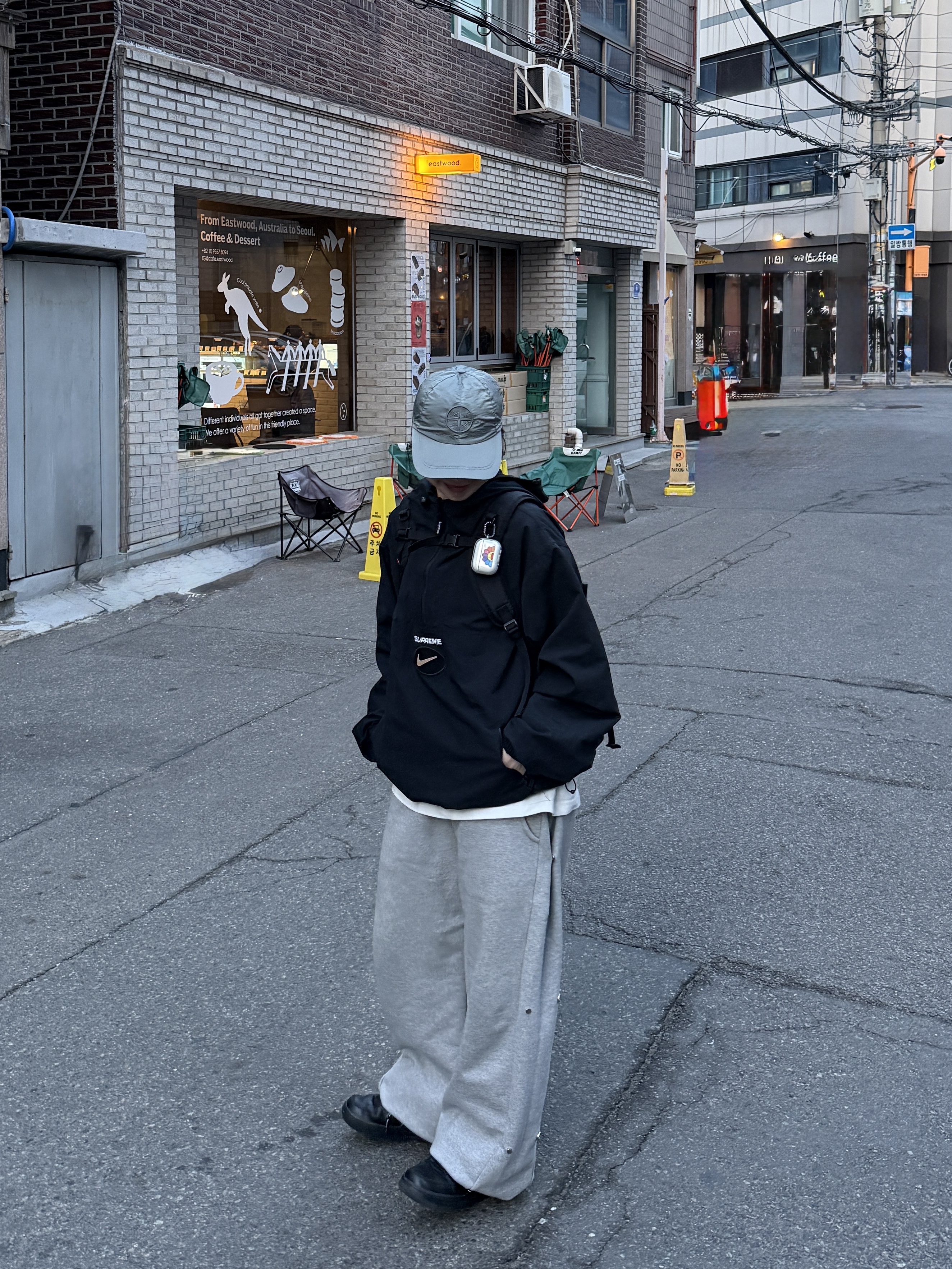MJD Side Snap Wide C/P Heavy Sweat Pants Melange Grey, Stone Island 9100011 Nylon Metal in Econyl Baseball Cap with Drawcord Compass Embroidery Sky Blue - 25FW 착용 스타일 - 3