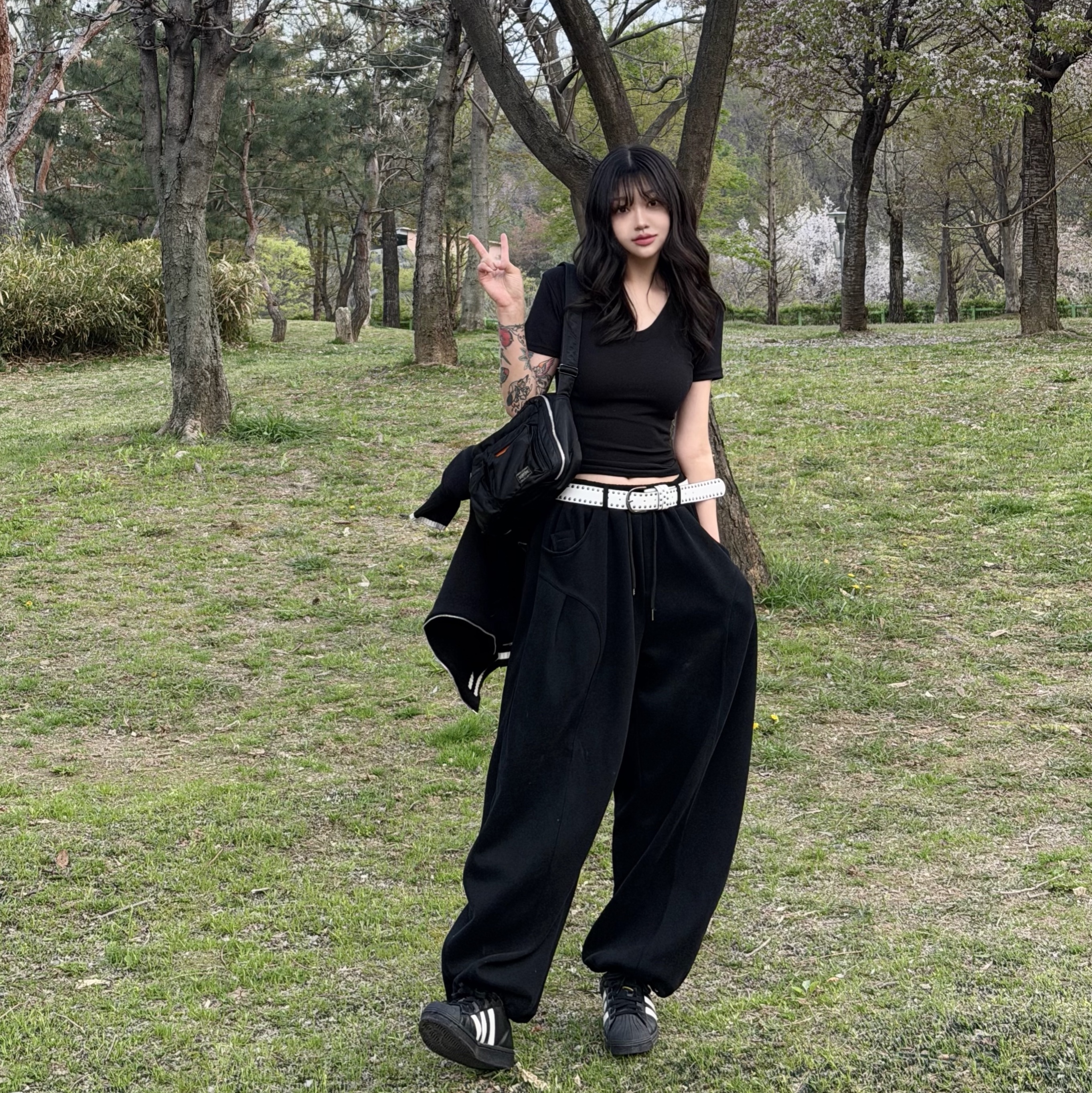 Matin Kim Spell Point Stripe Knit Cardigan Black, Adidas Superstar Core Black White 착용 스타일 - 1