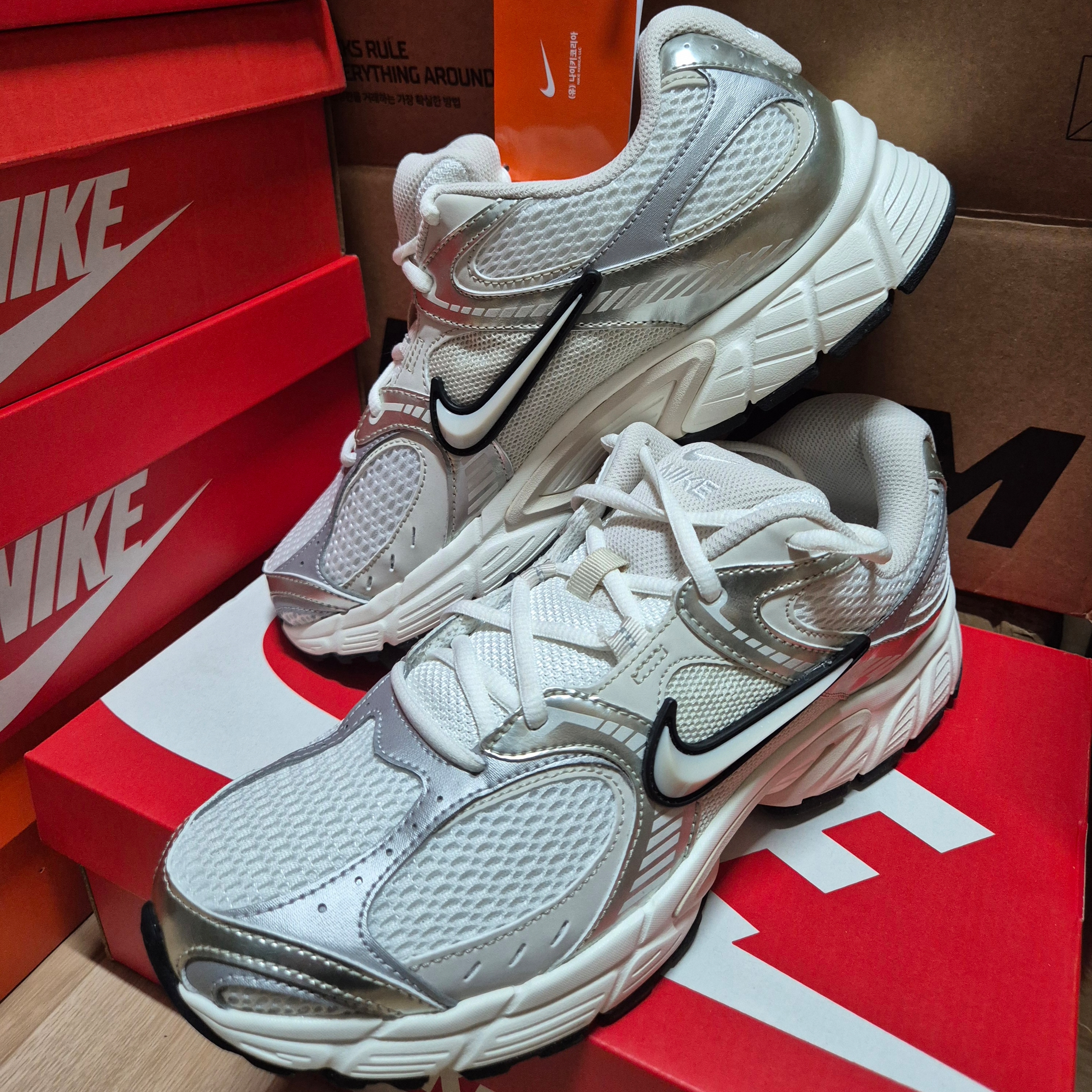 (W) Nike V5 RNR Summit White Sail 착용 스타일
