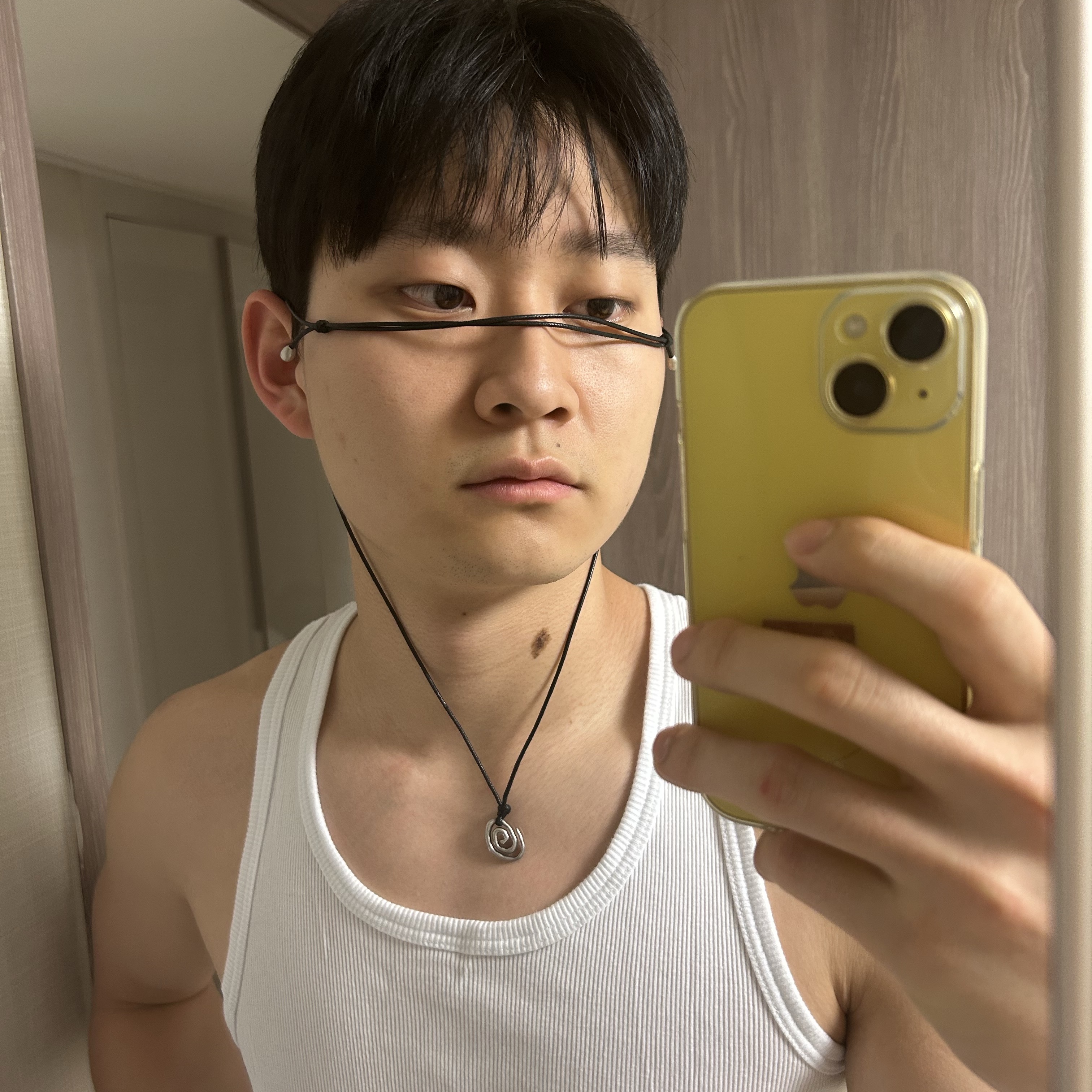 TOWTOW.ARCHIVE Minma Spiral Necklace Silver, TOWTOW.ARCHIVE  Grit Leather Bracelet Black 착용 스타일 - 2