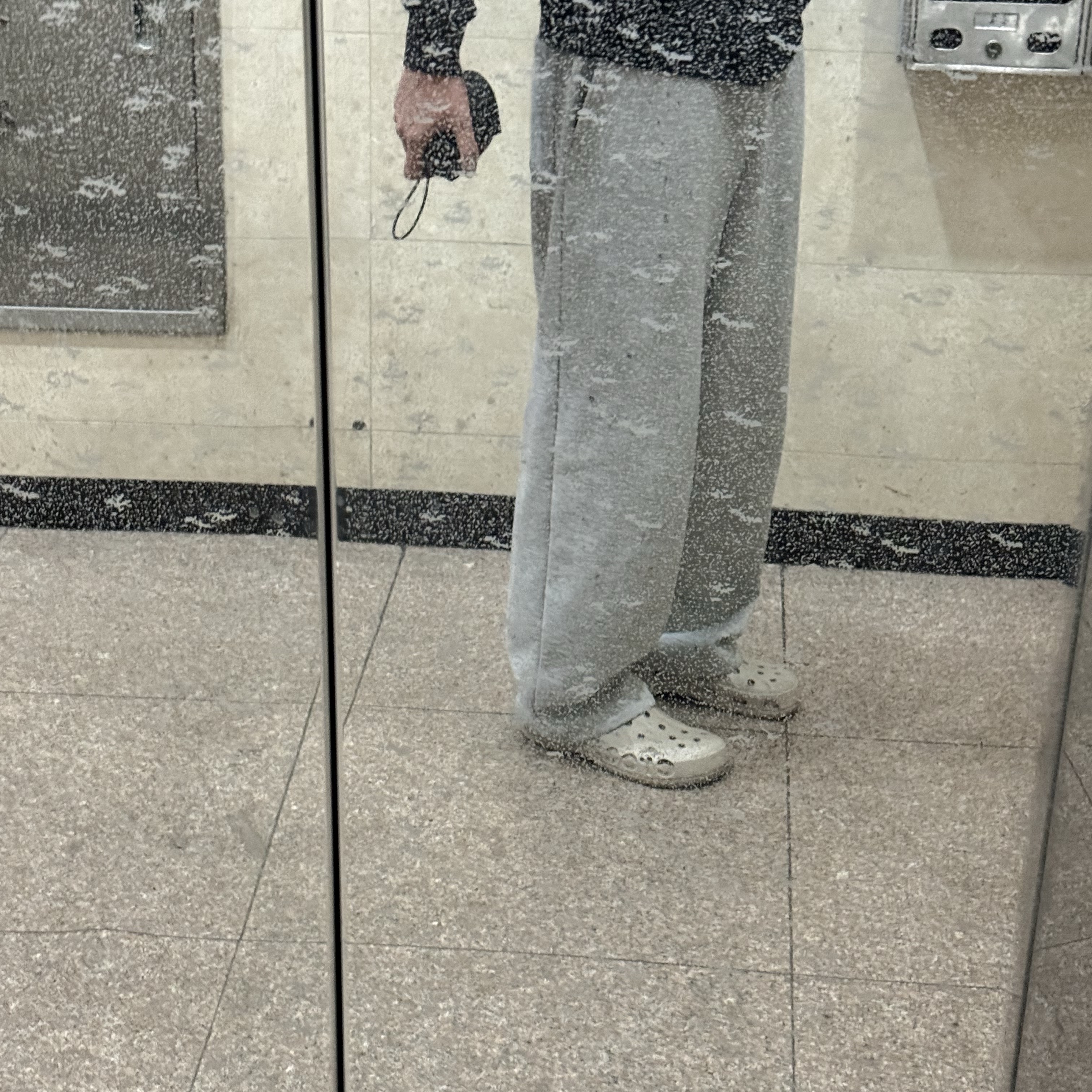 Uniqlo C Sweat Wide Pants Gray, Crocs Classic Clog Bone 착용 스타일