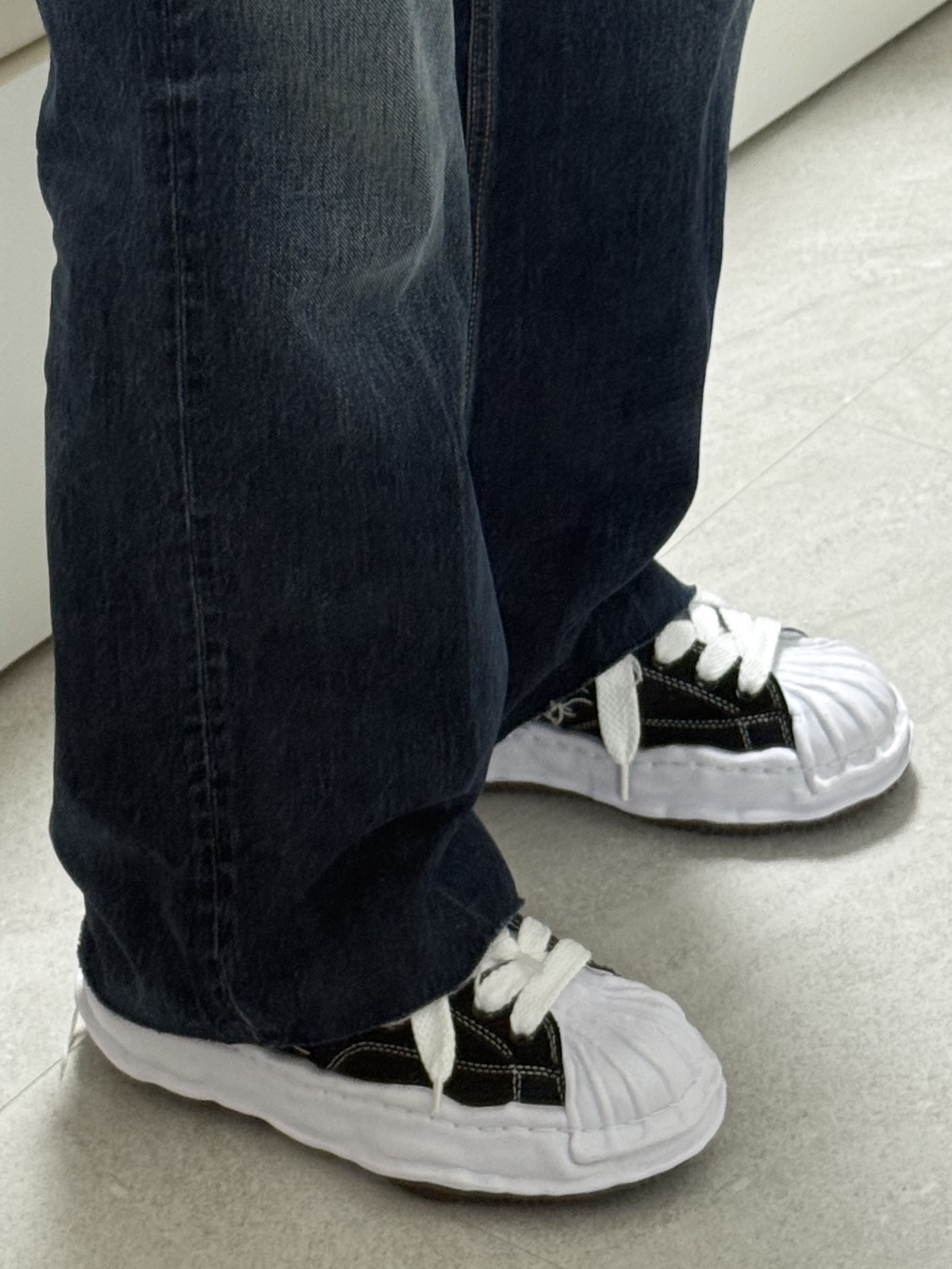 Maison Mihara Yasuhiro Blakey OG Sole Canvas Low-top Sneakers Black White 착용 스타일 - 2