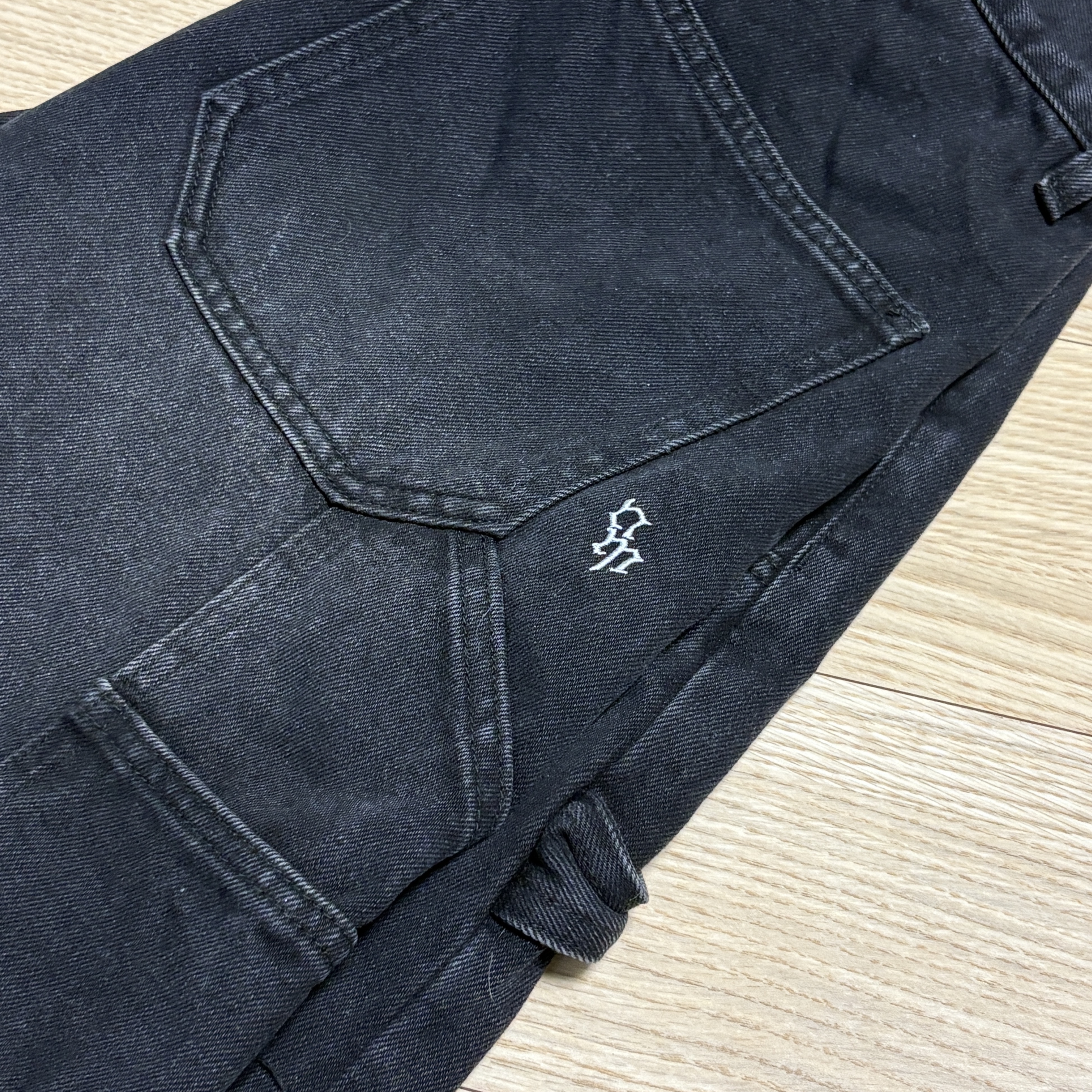 [KREAM 단독] NOMANUAL Destroyed Bermuda Pants Washed Black 착용 스타일 - 4
