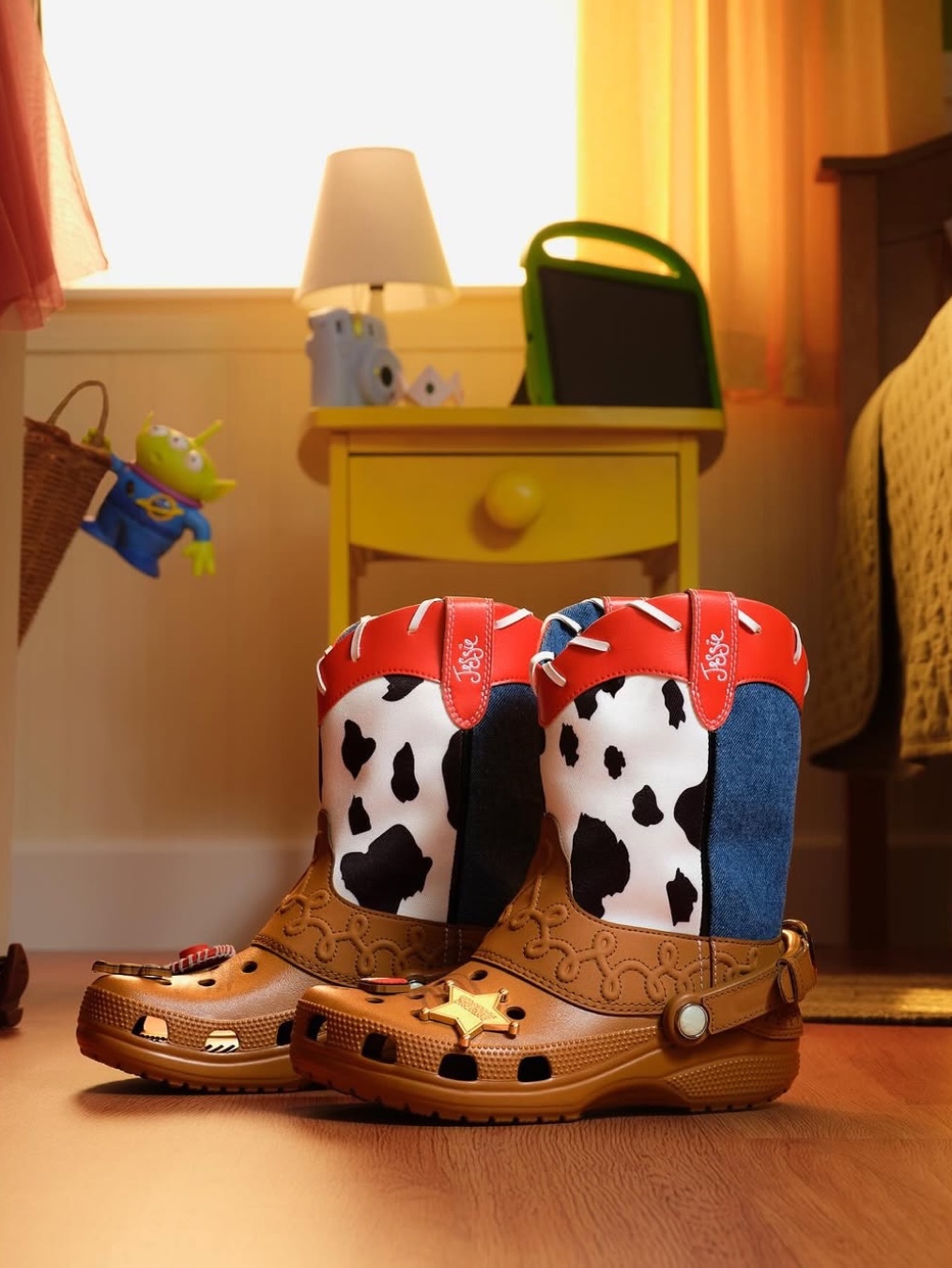 Crocs x Toy Story Alien Classic Clog Multi, Crocs x Toy Story Buzz Lightyear Classic Clog Blue Grey 착용 스타일 - 3