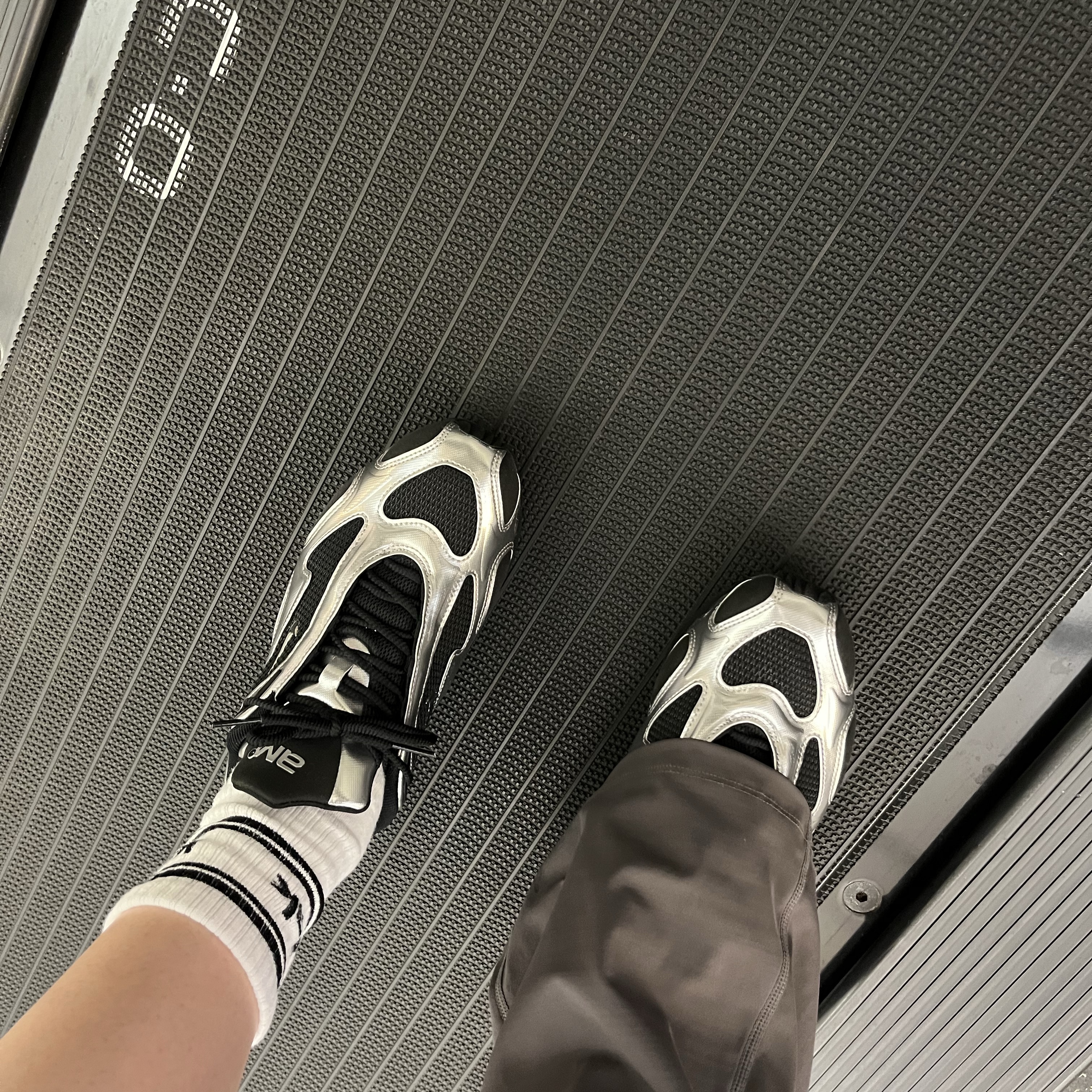 (W) Nike Air Max Muse Black and Metallic Silver 착용 스타일