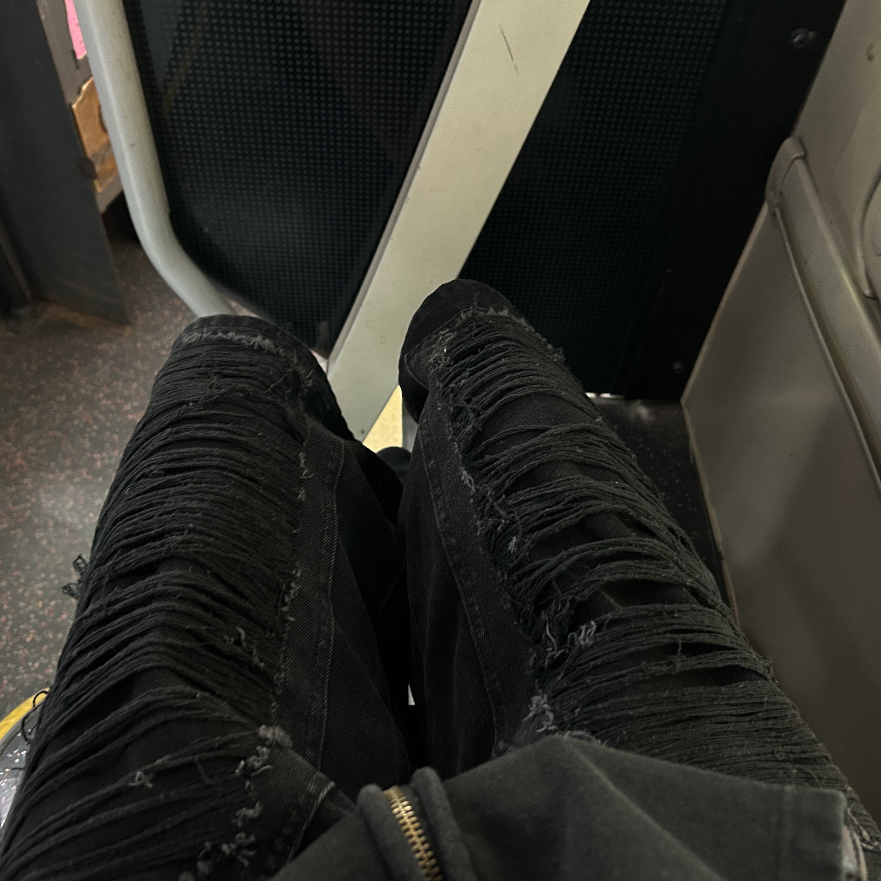 [KREAM 단독] NOMANUAL Destroyed Bermuda Pants Washed Black 착용 스타일 - 6