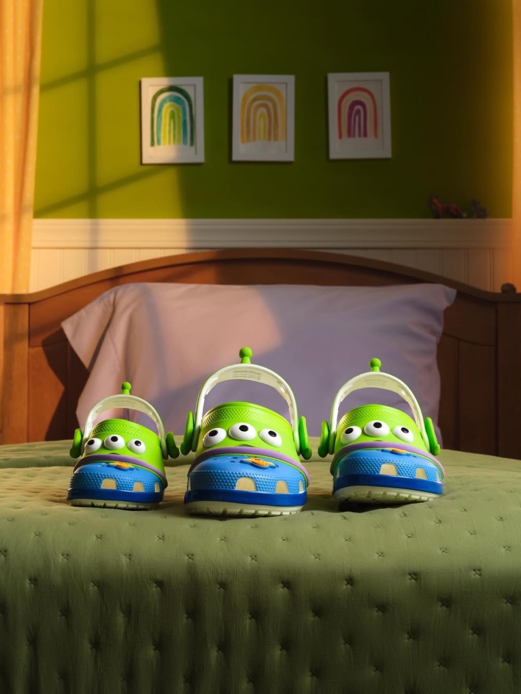 Crocs x Toy Story Alien Classic Clog Multi, Crocs x Toy Story Buzz Lightyear Classic Clog Blue Grey 착용 스타일 - 6