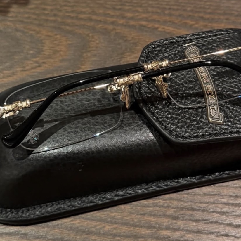 Chrome Hearts Pills III Shiny Silver Black Plastic 착용 스타일