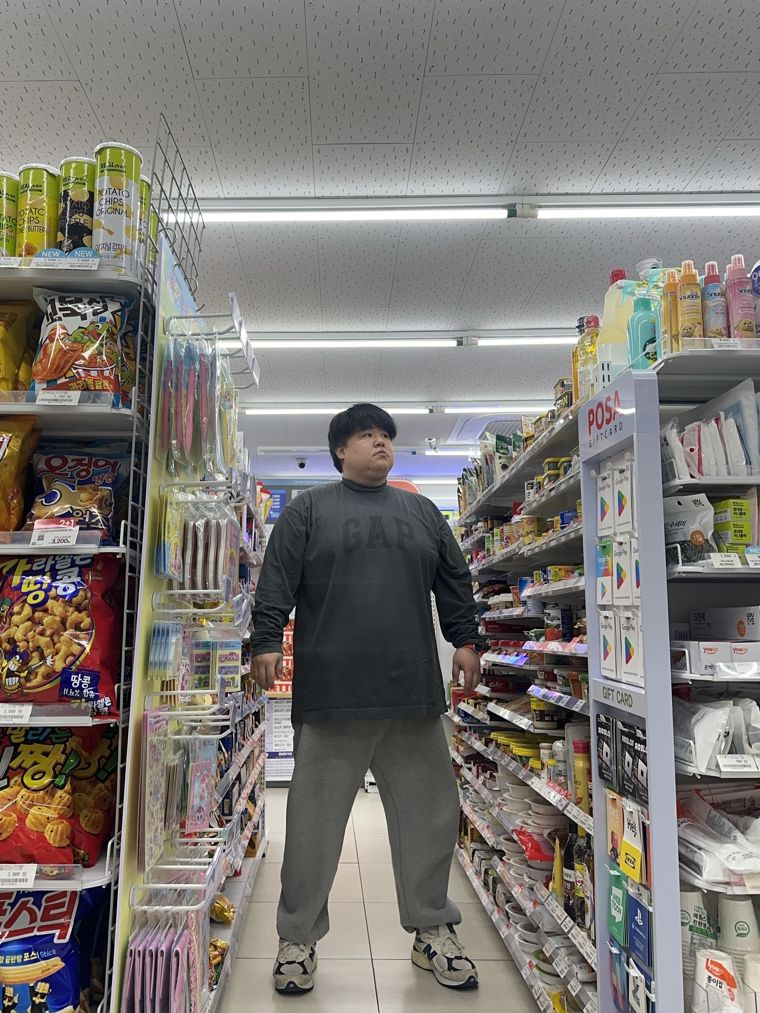 Yeezy Gap Engineered By Balenciaga Dove Long Sleeve T-Shirt Dark Green, New Balance 990v3 Made in USA White Blue 착용 스타일