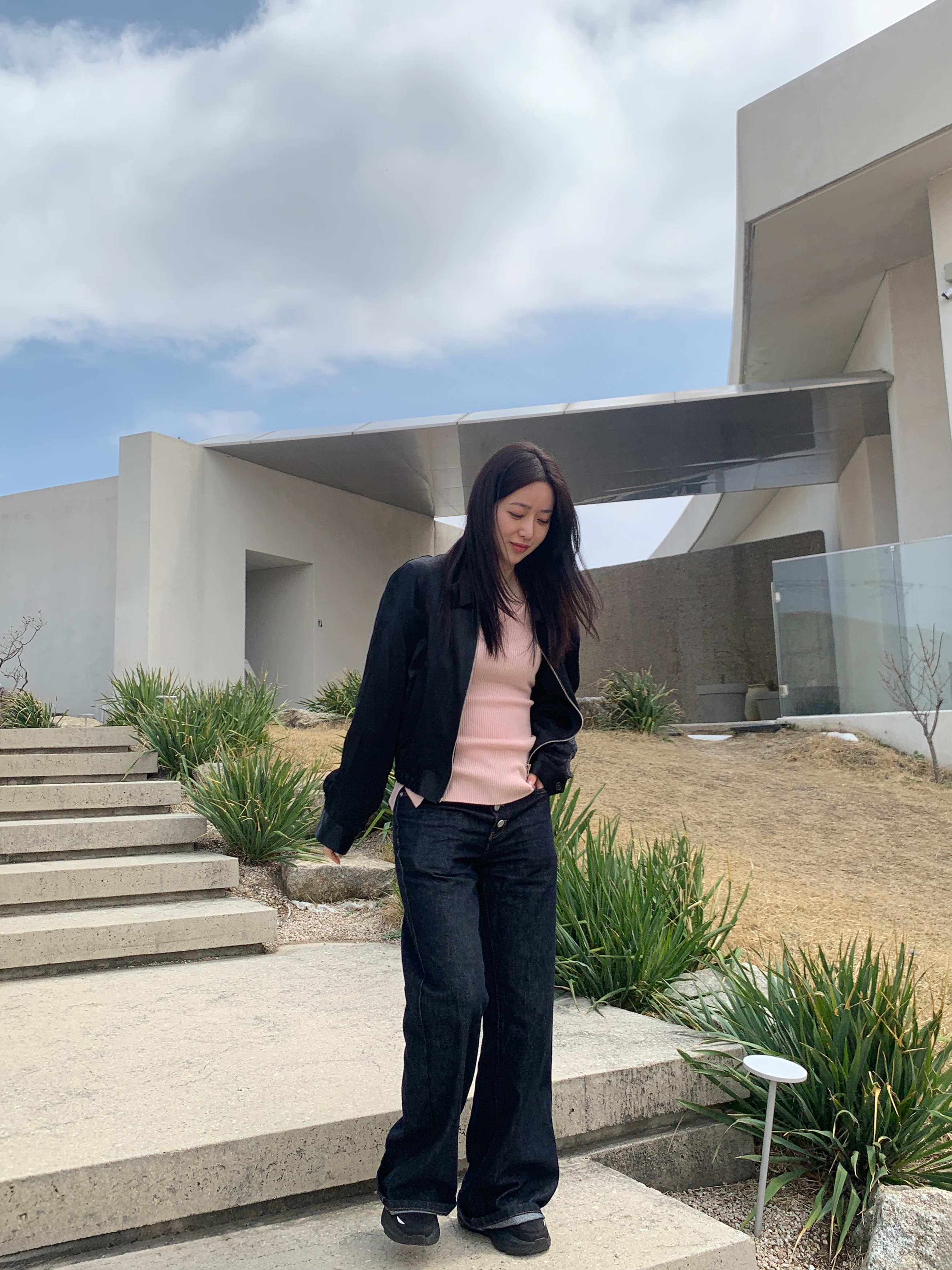 (W) Hoka Bondi 9 Black - Regular, Saint Laurent Black Monogram Niki Medium Bag with Silver Chain Strap in Crinkled Vintage Leather Black 착용 스타일 - 5