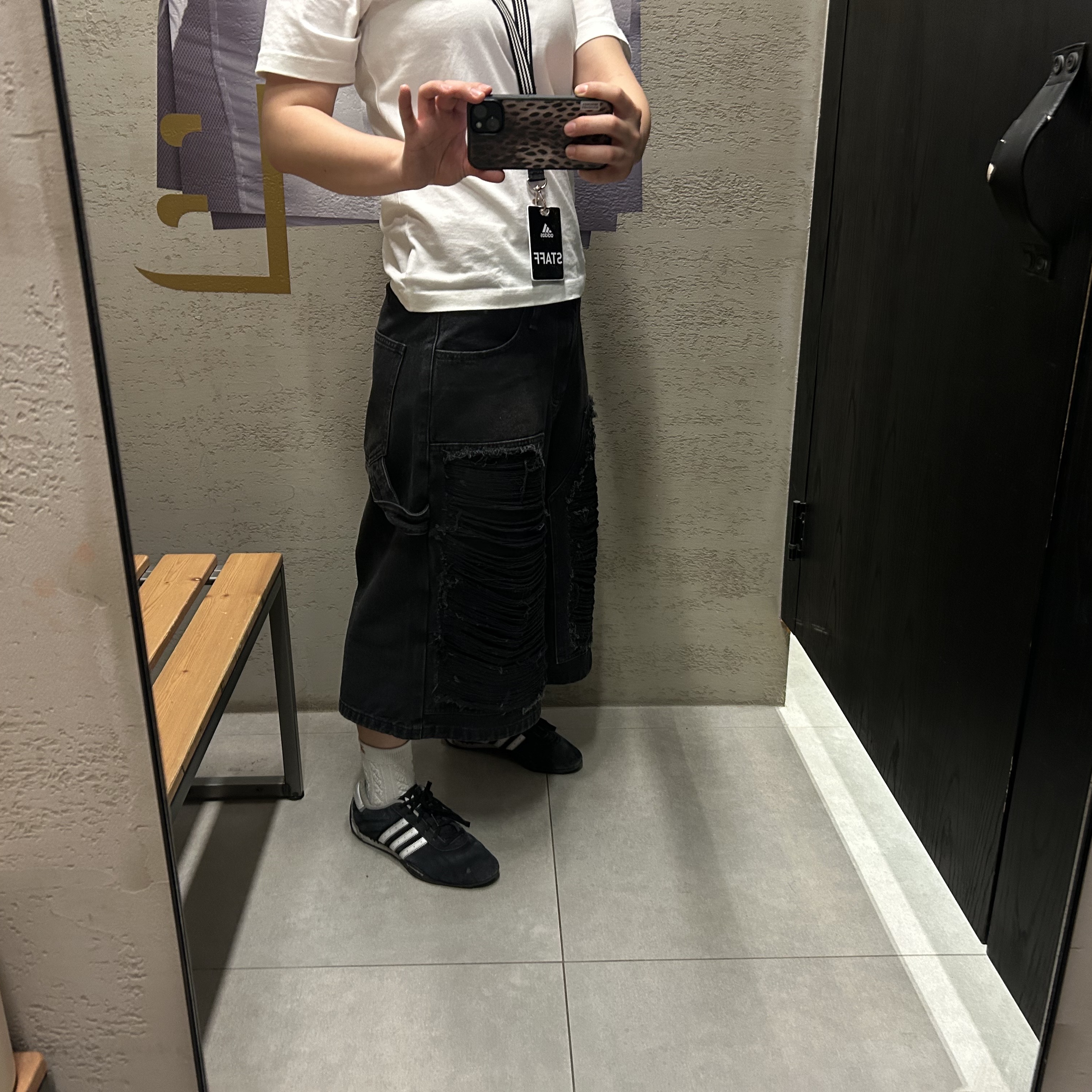 [KREAM 단독] NOMANUAL Destroyed Bermuda Pants Washed Black 착용 스타일 - 5
