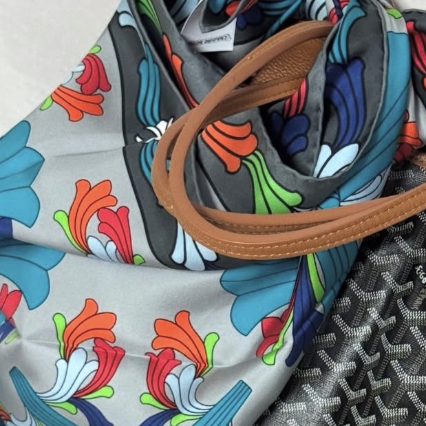 Chrome Hearts Ceiling Scarf Gray Twill Multicolor 착용 스타일