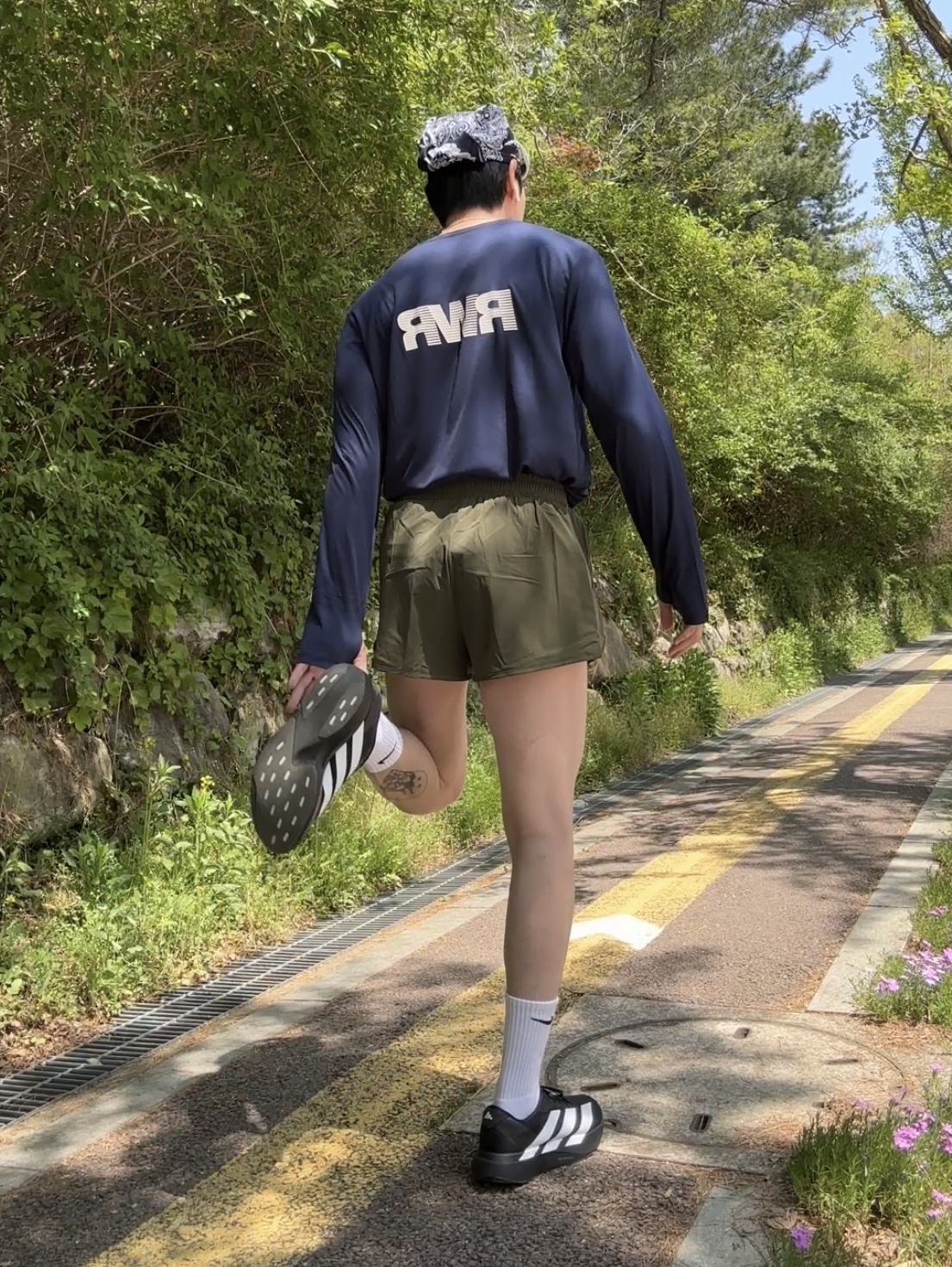 [KREAM 단독] runwhither 3inch Shorts Khaki, [KREAM 단독] runwhither Watch-Hole Sleeve Navy 착용 스타일