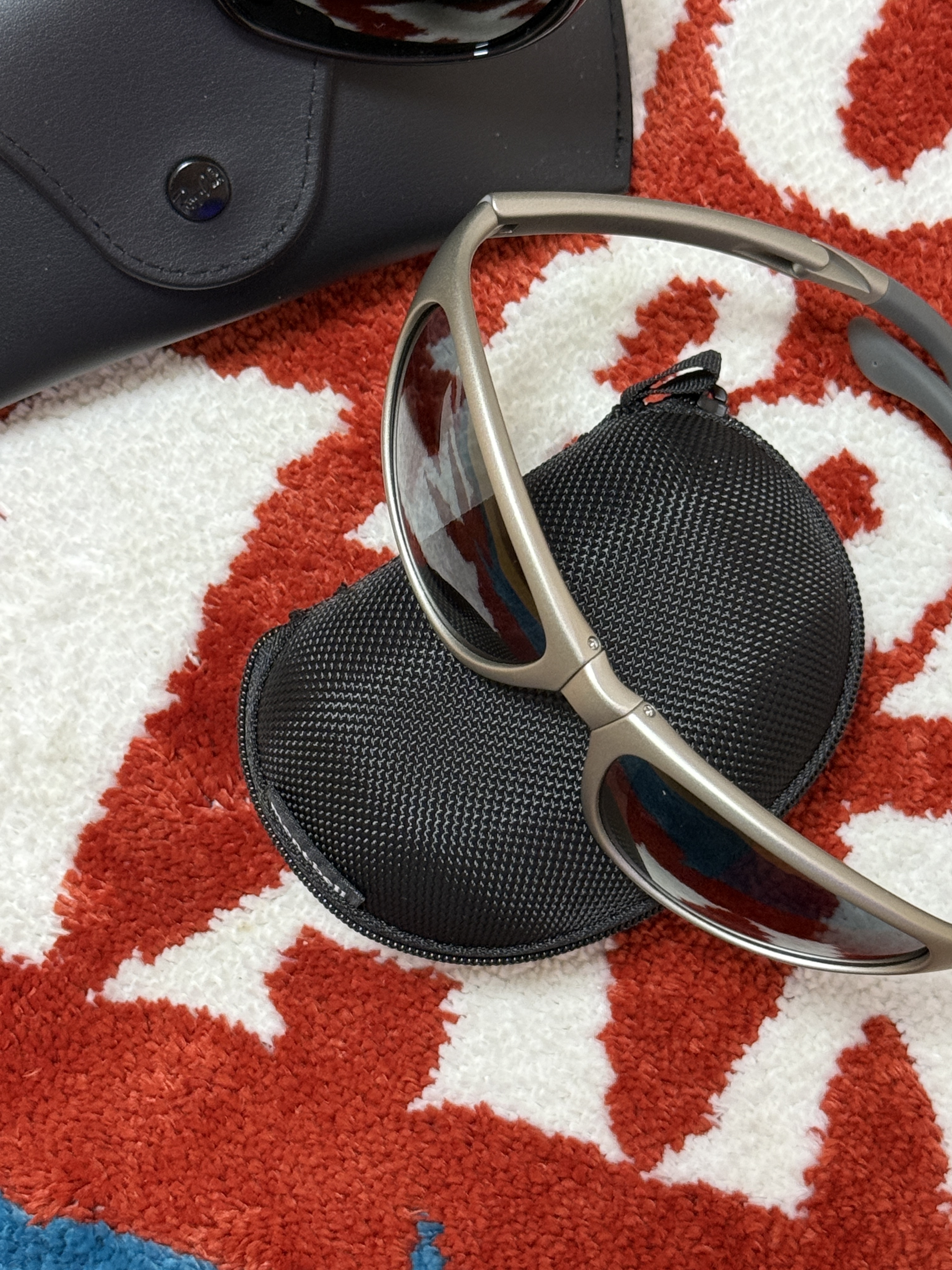 Ray-Ban DADDY-O II Polished Black Frame Green Classic G-15 Lenses, Montbell Trekking Glasses Silver Metallic Light Grey 착용 스타일 - 2