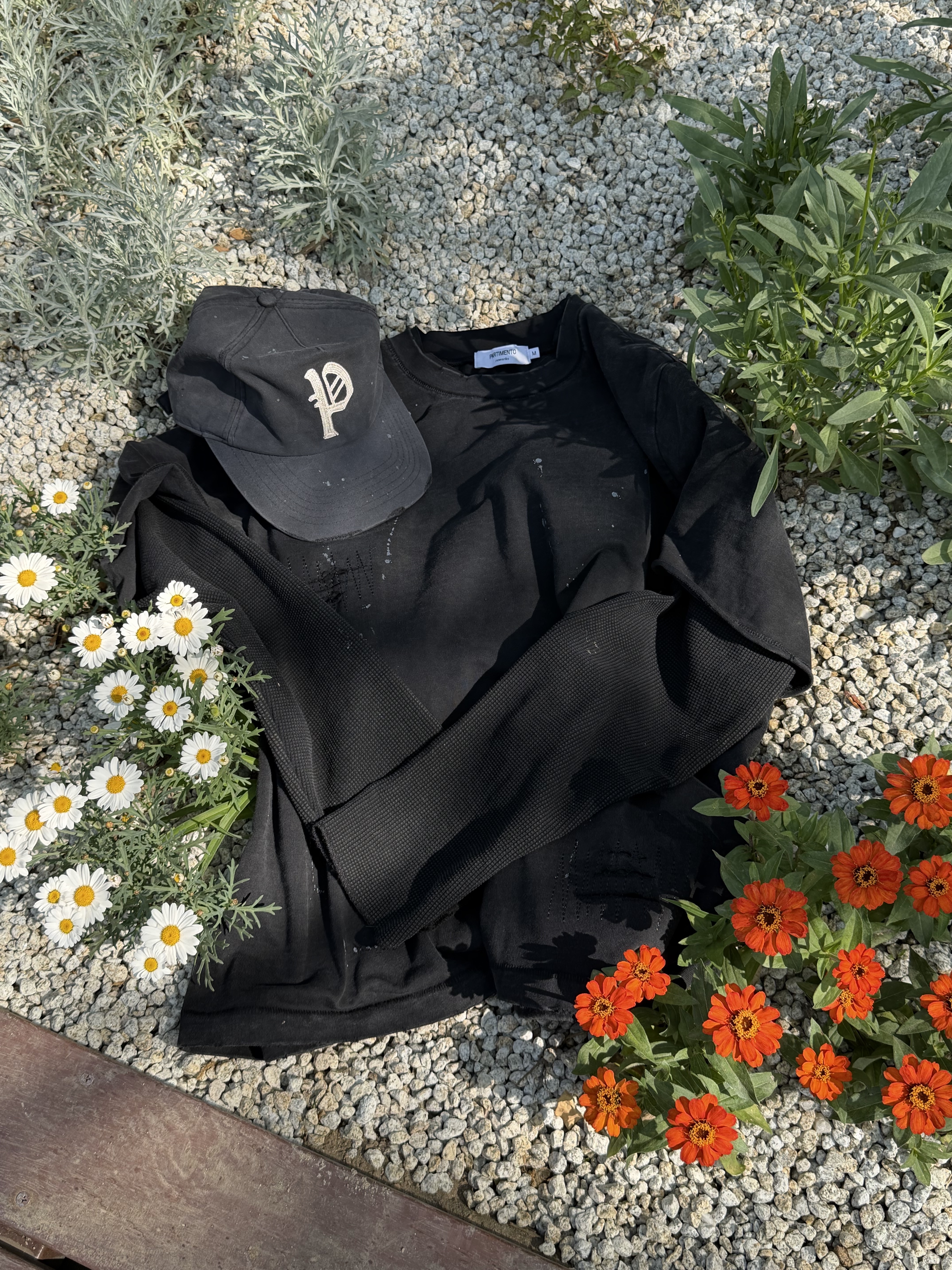 [KREAM 단독] Partimento Reworks Distress Old P Ball Cap VTG Black, [KREAM 단독] Partimento Reworks Cut-off Waffle Layered L/S VTG Black 착용 스타일 - 4