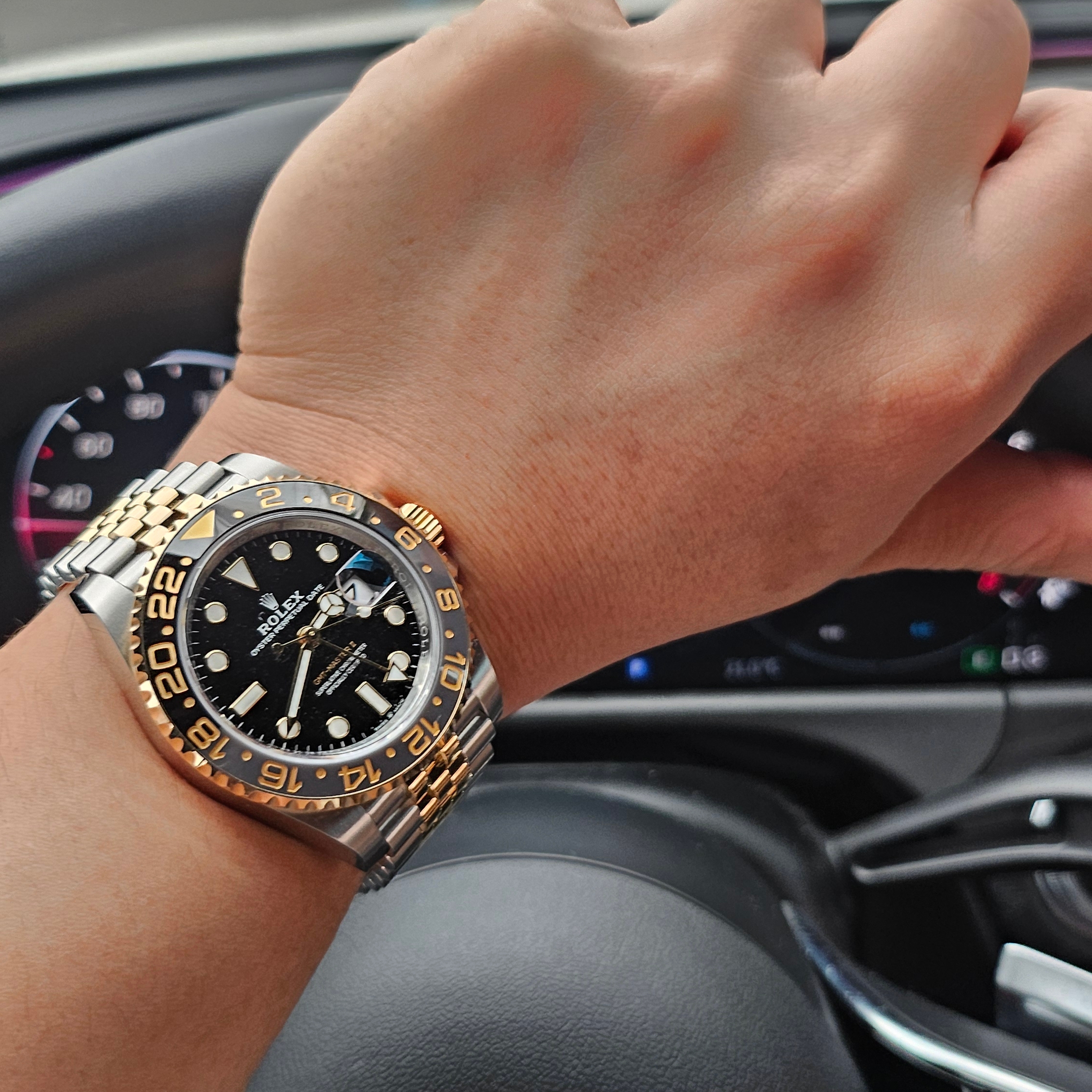 Rolex GMT-Master II 40mm 126713GRNR Black Jubilee 착용 스타일