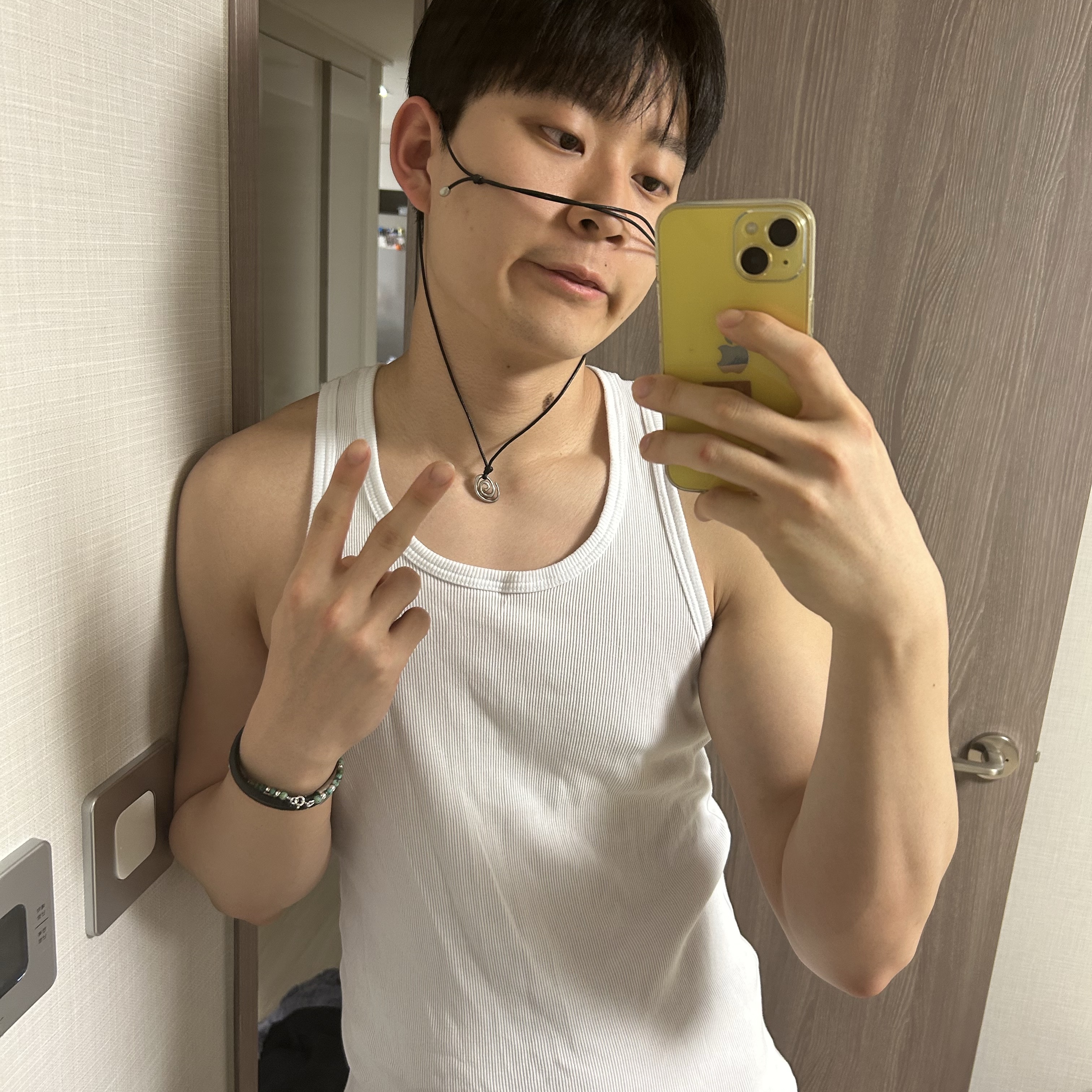 TOWTOW.ARCHIVE Minma Spiral Necklace Silver, TOWTOW.ARCHIVE  Grit Leather Bracelet Black 착용 스타일 - 1