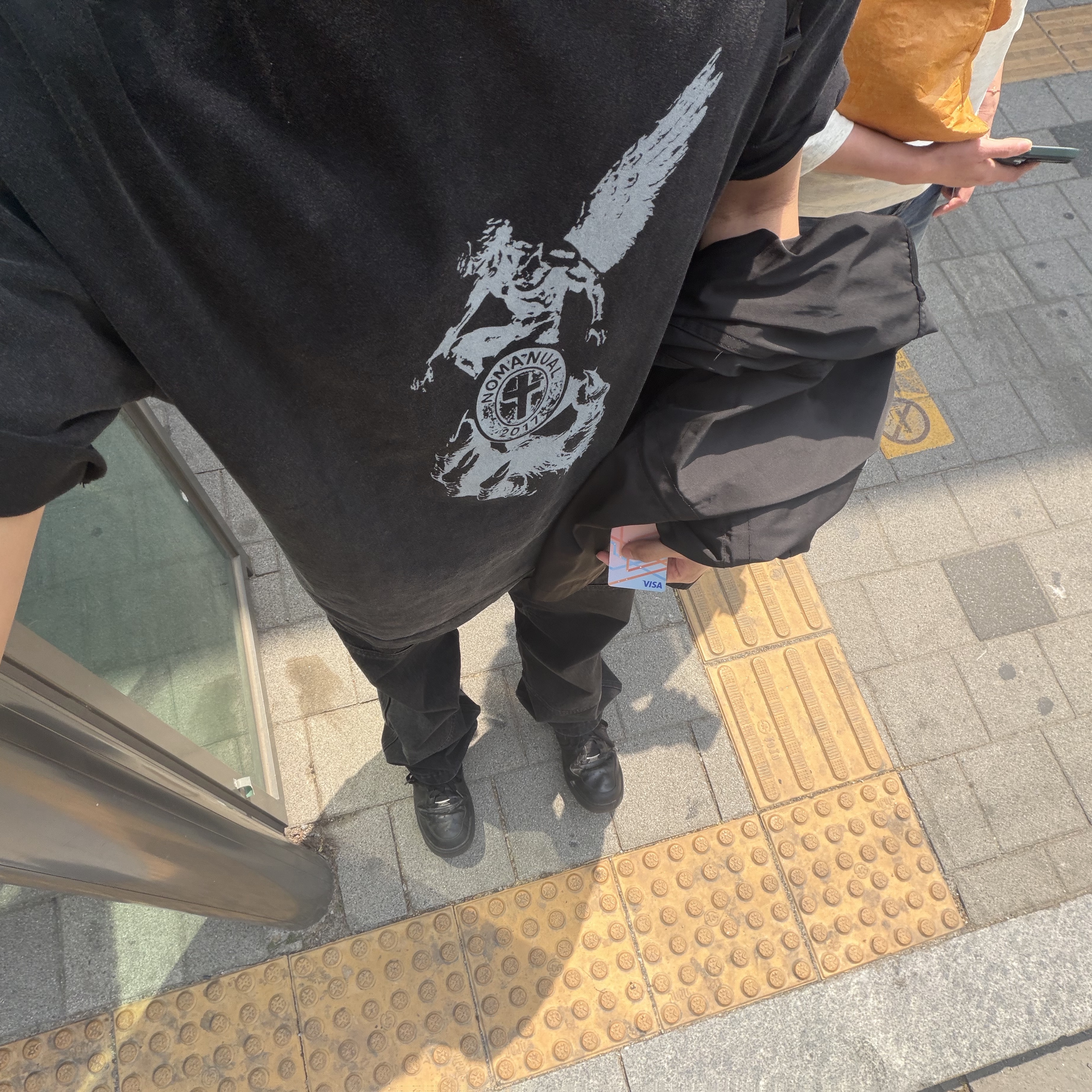 [KREAM 단독] NOMANUAL Devil Ring Damaged T-shirt Washed Black, NOMANUAL O.D Check Shirt Black 착용 스타일 - 9