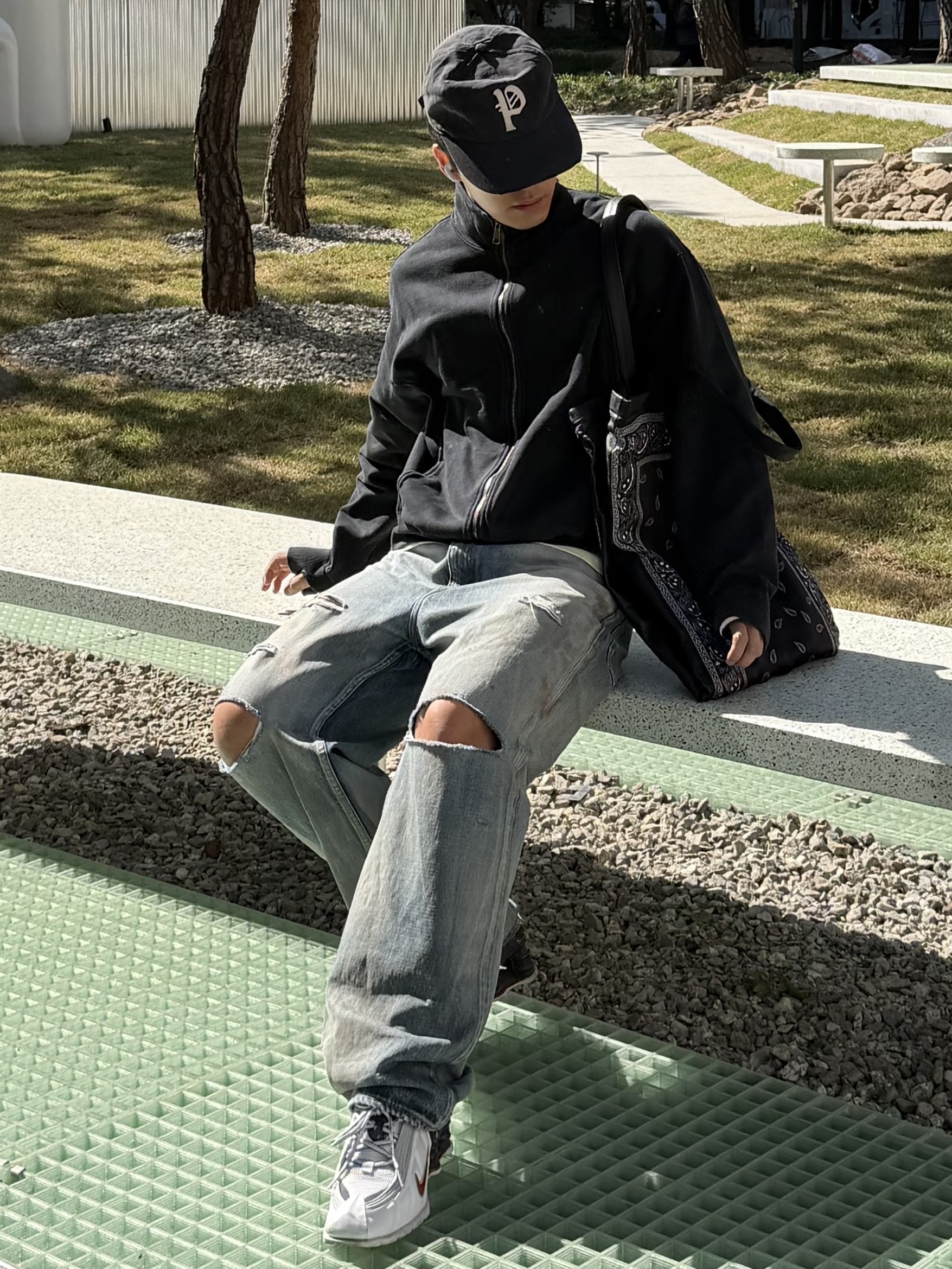 [KREAM 단독] Partimento Reworks Distress Old P Ball Cap VTG Black, [KREAM 단독] Partimento Reworks Stand Collar Sweat Zip-up VTG Black 착용 스타일 - 1