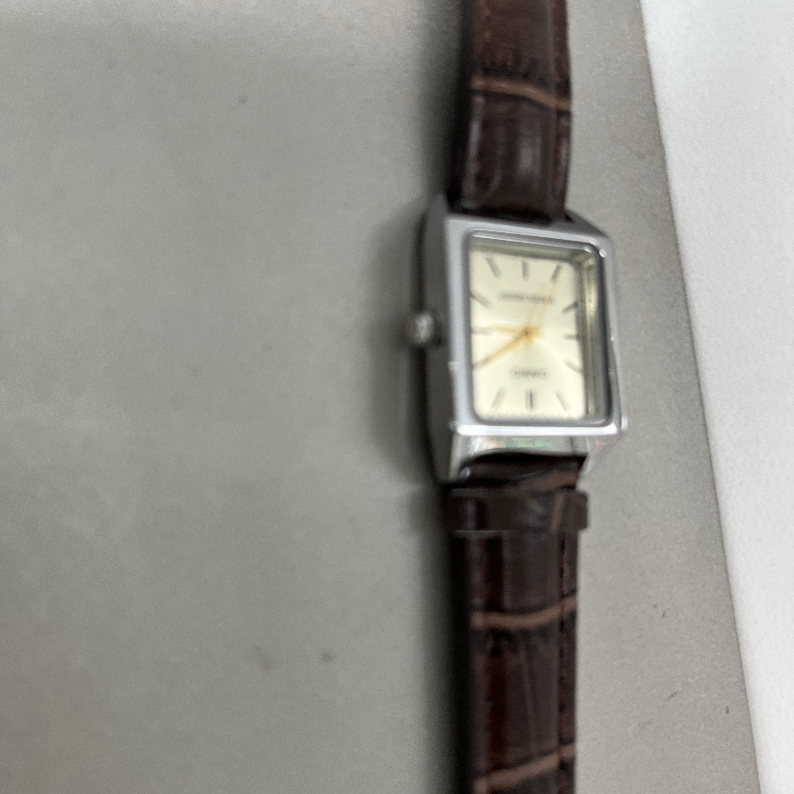Casio LTP-V007L-9E 착용 스타일