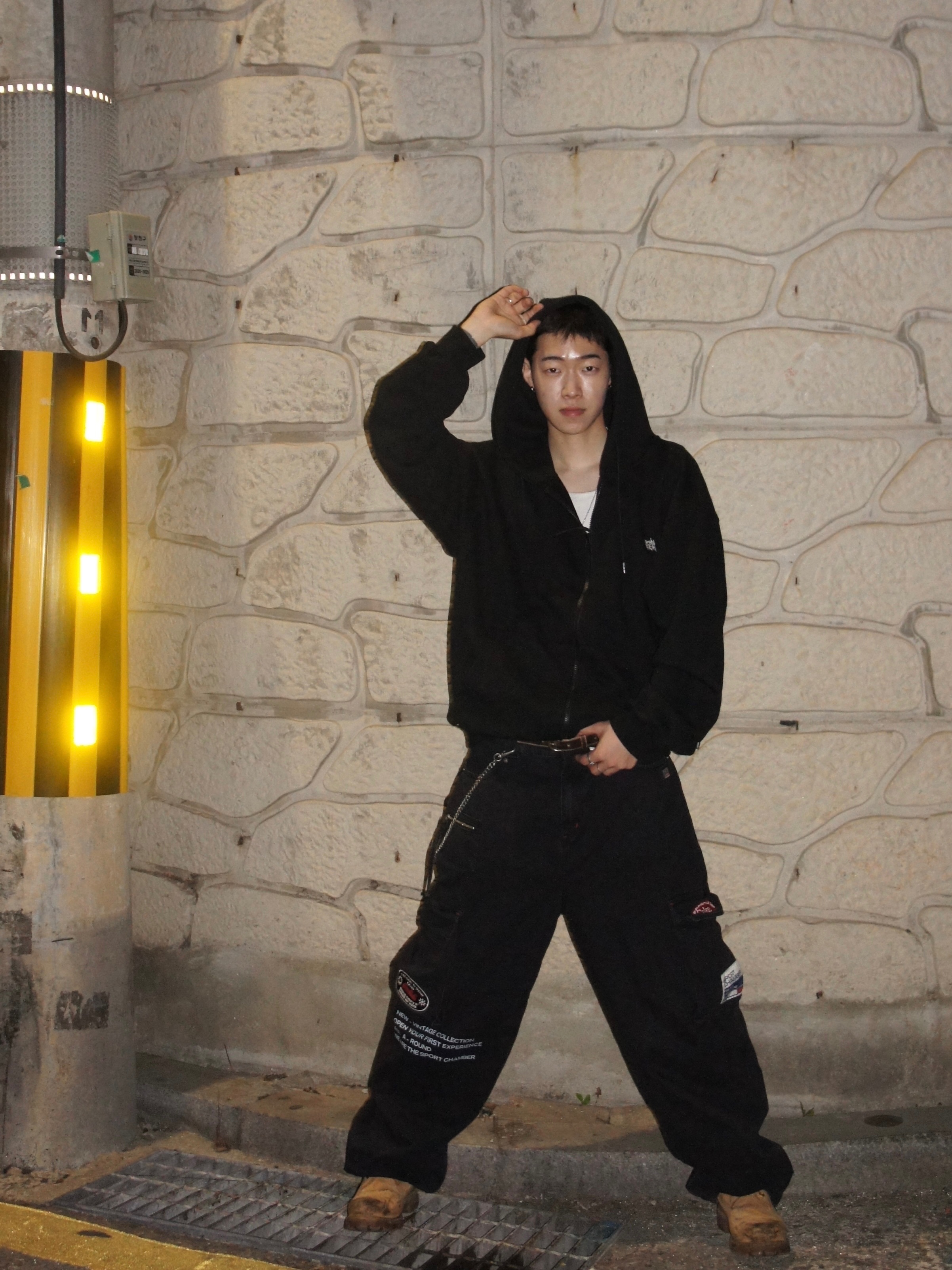 Brownbreath Tag Hood Zip Up Black, SPORT CHAMBER x Coca-Cola Cargo Pants Black 착용 스타일 - 1