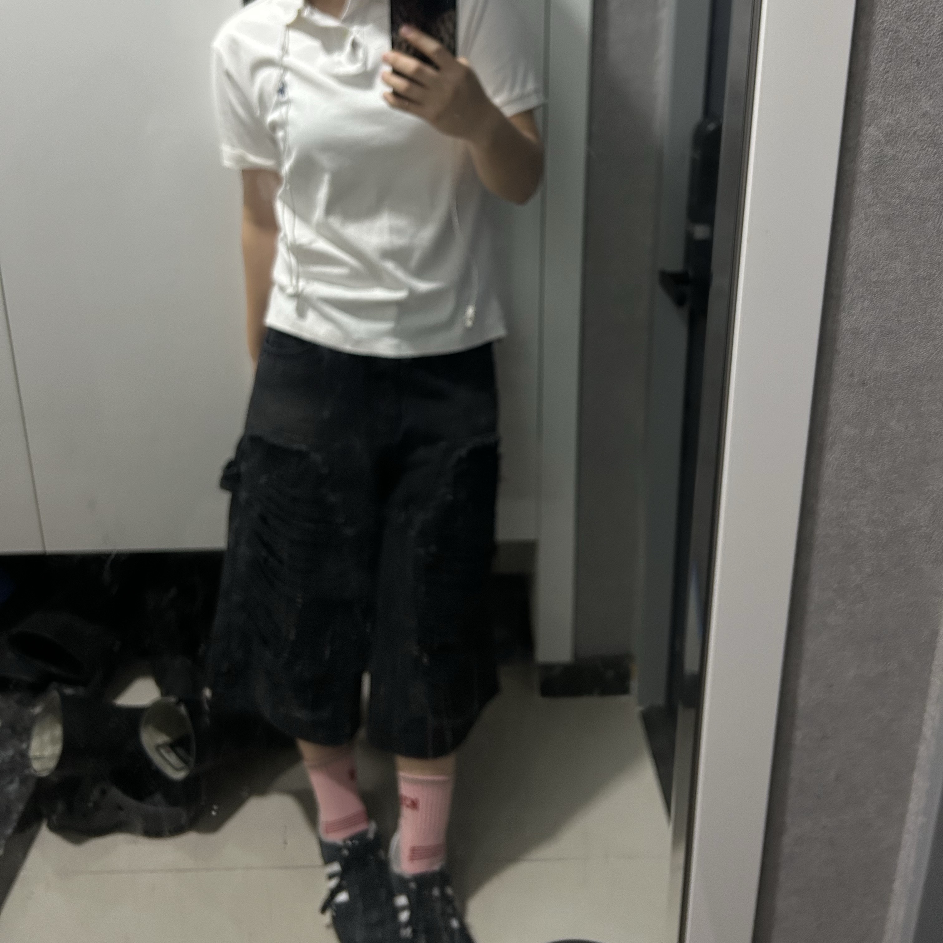 [KREAM 단독] NOMANUAL Destroyed Bermuda Pants Washed Black 착용 스타일 - 2