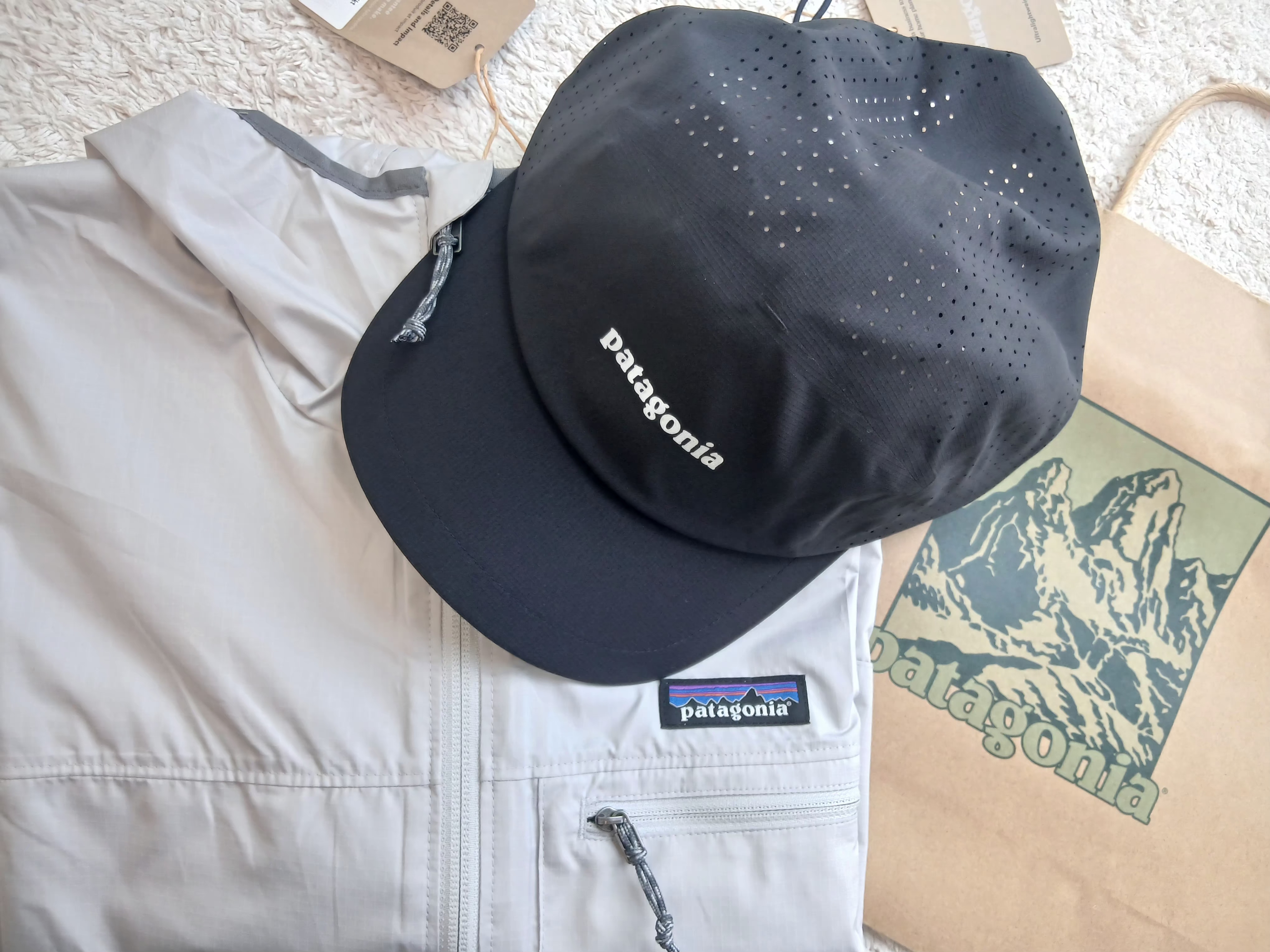 Patagonia Light Variable Jacket Crisp Grey, Patagonia Ultralightweight Ridge Hat Black 착용 스타일 - 3