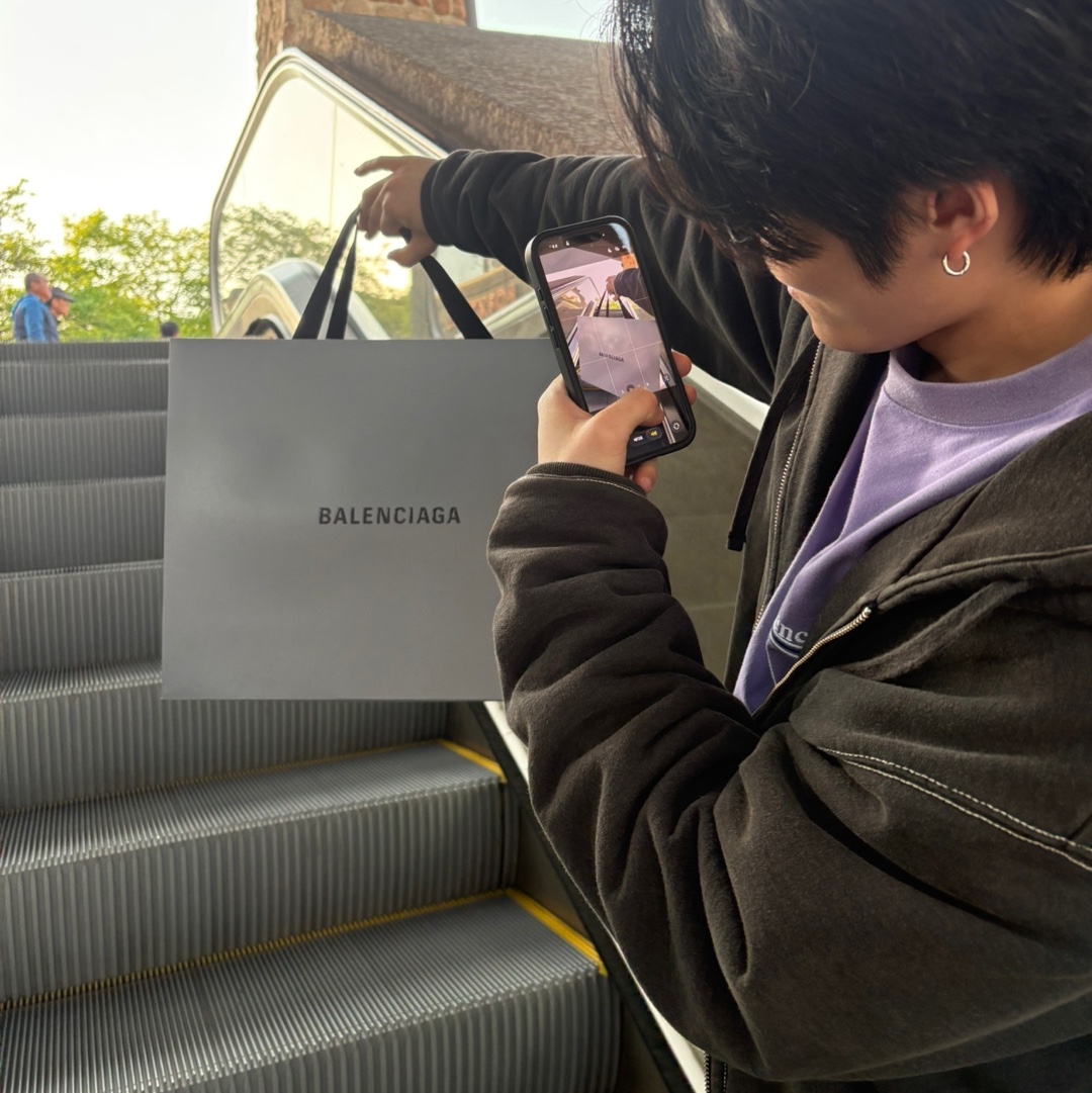 (W) Balenciaga Political Campaign Oversized T-Shirt Light Purple, Balenciaga Circuit Sneaker White Silver 착용 스타일