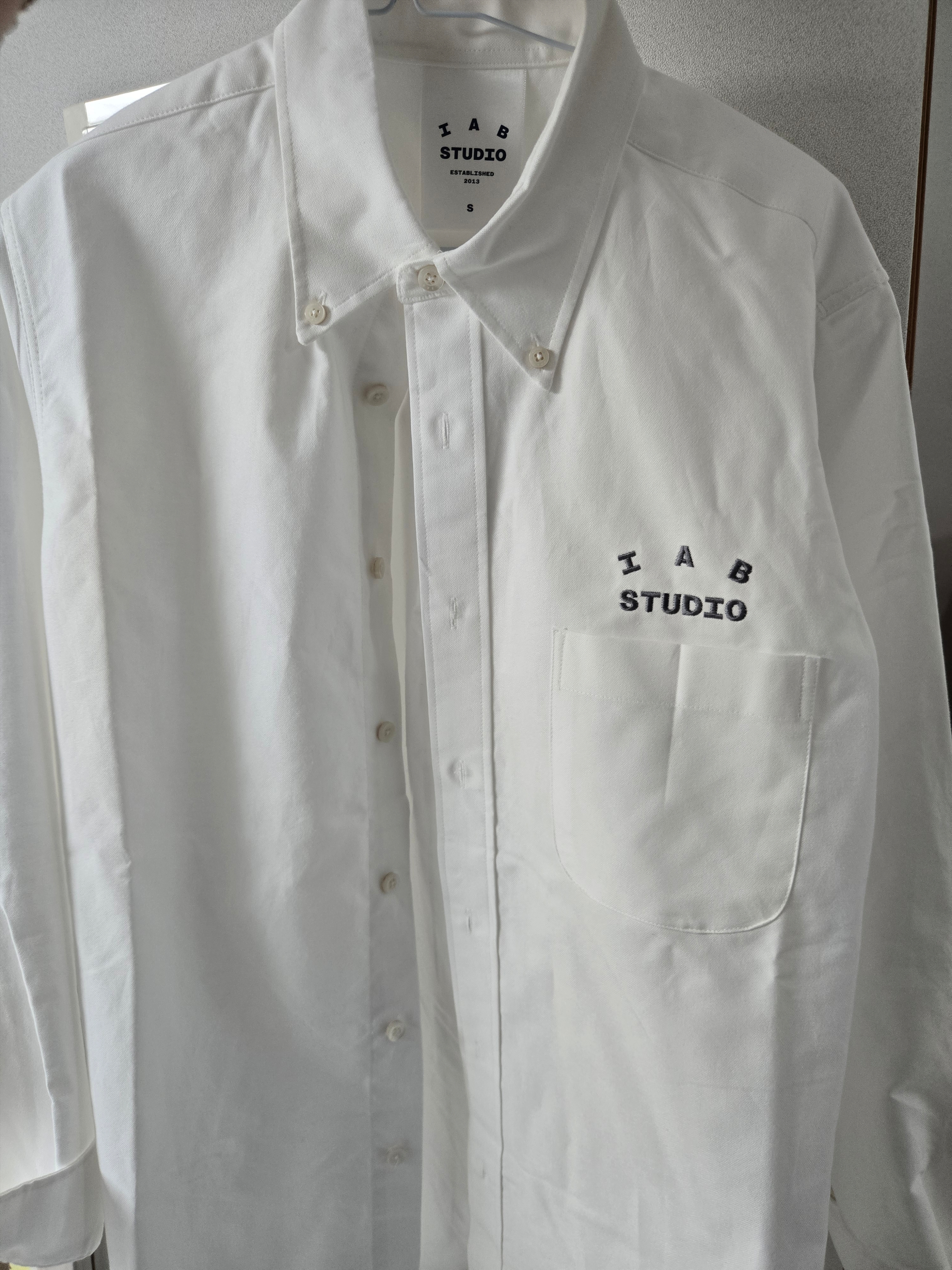 IAB Studio IAB Shirt White 착용 스타일 - 5