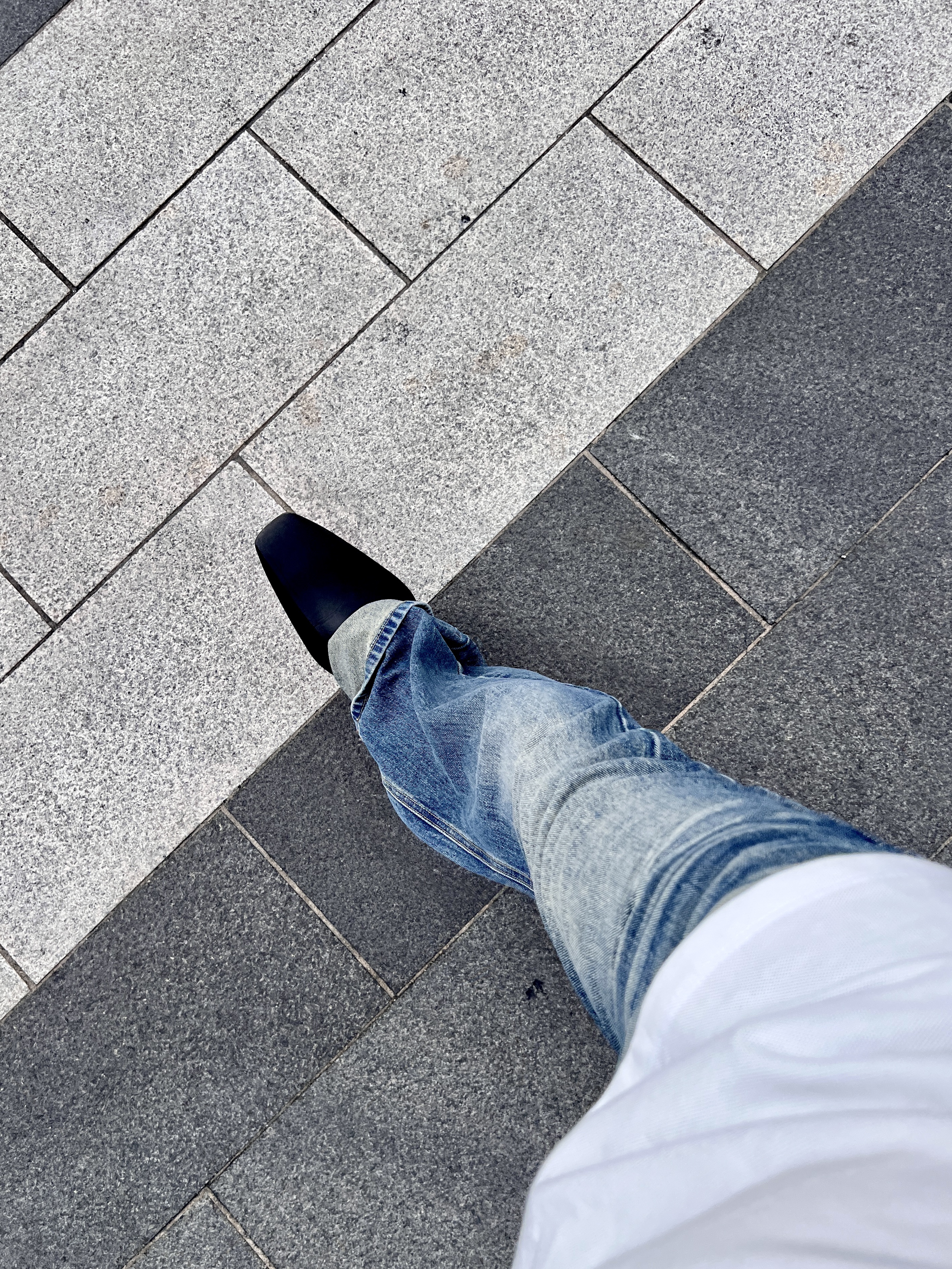 Balenciaga Rubber Space Shoe Matte Black 착용 스타일